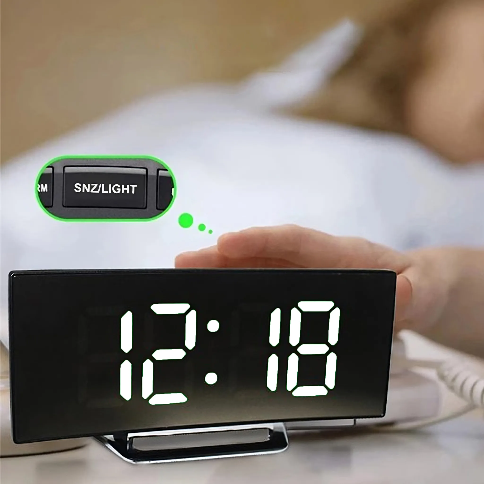 Digitaler Wecker zeigt 12:18 an. Eine Hand greift nach der Schlummertaste. Im Hintergrund liegt eine Person im Bett.