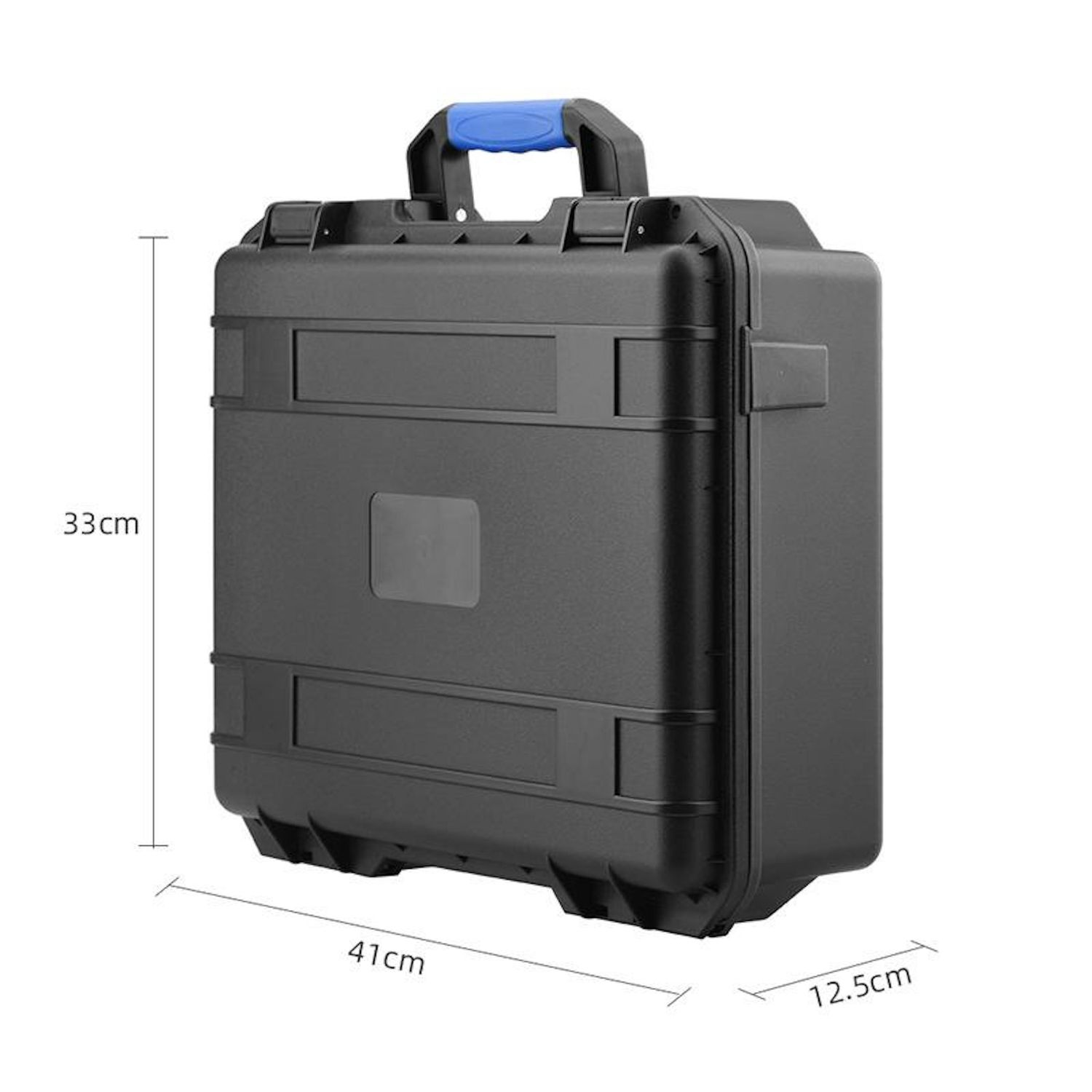 Una valigetta rigida nera con manico blu. Le dimensioni sono: 33 cm di altezza, 41 cm di larghezza e 12,5 cm di profondità. Ha chiusure.