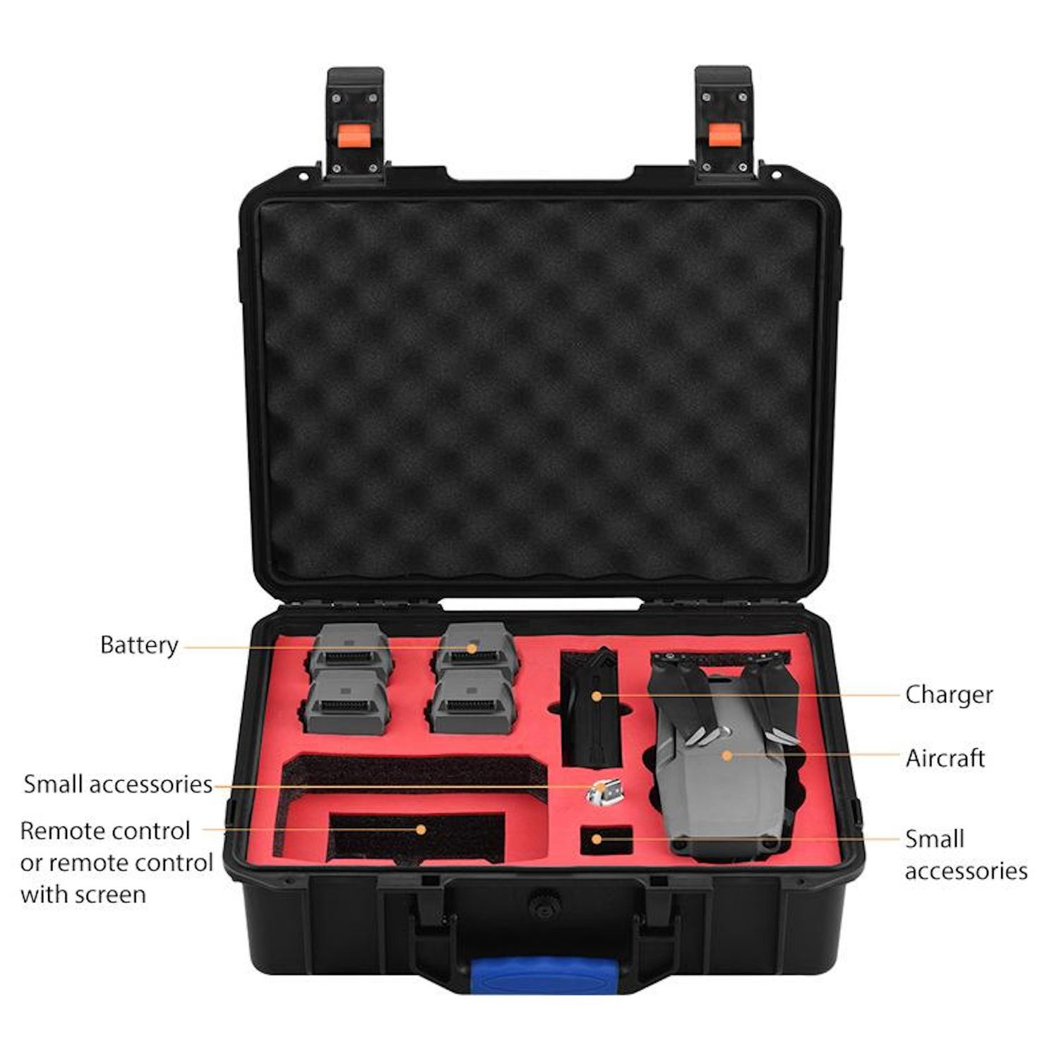 Valigia nera aperta con drone, batterie, caricabatterie e accessori. La valigia ha inserti in schiuma. Articoli etichettati: Aereo, batteria, caricabatterie.