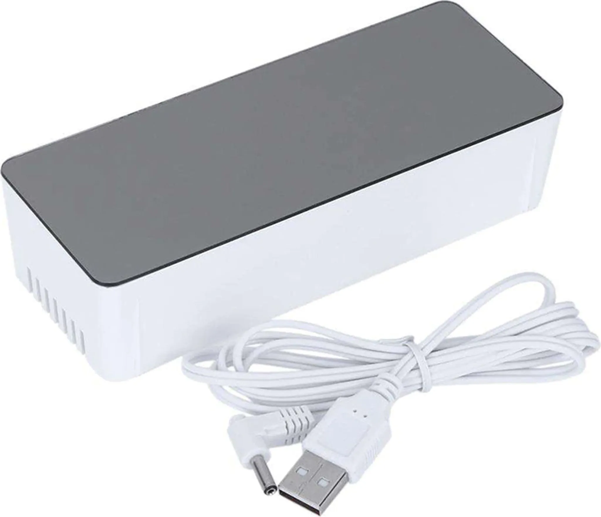 Eine rechteckige weiße Box mit grauem Deckel und weißem USB-Kabel. Die Box hat Lüftungsschlitze. Das Kabel hat einen USB- und einen Stromanschluss.