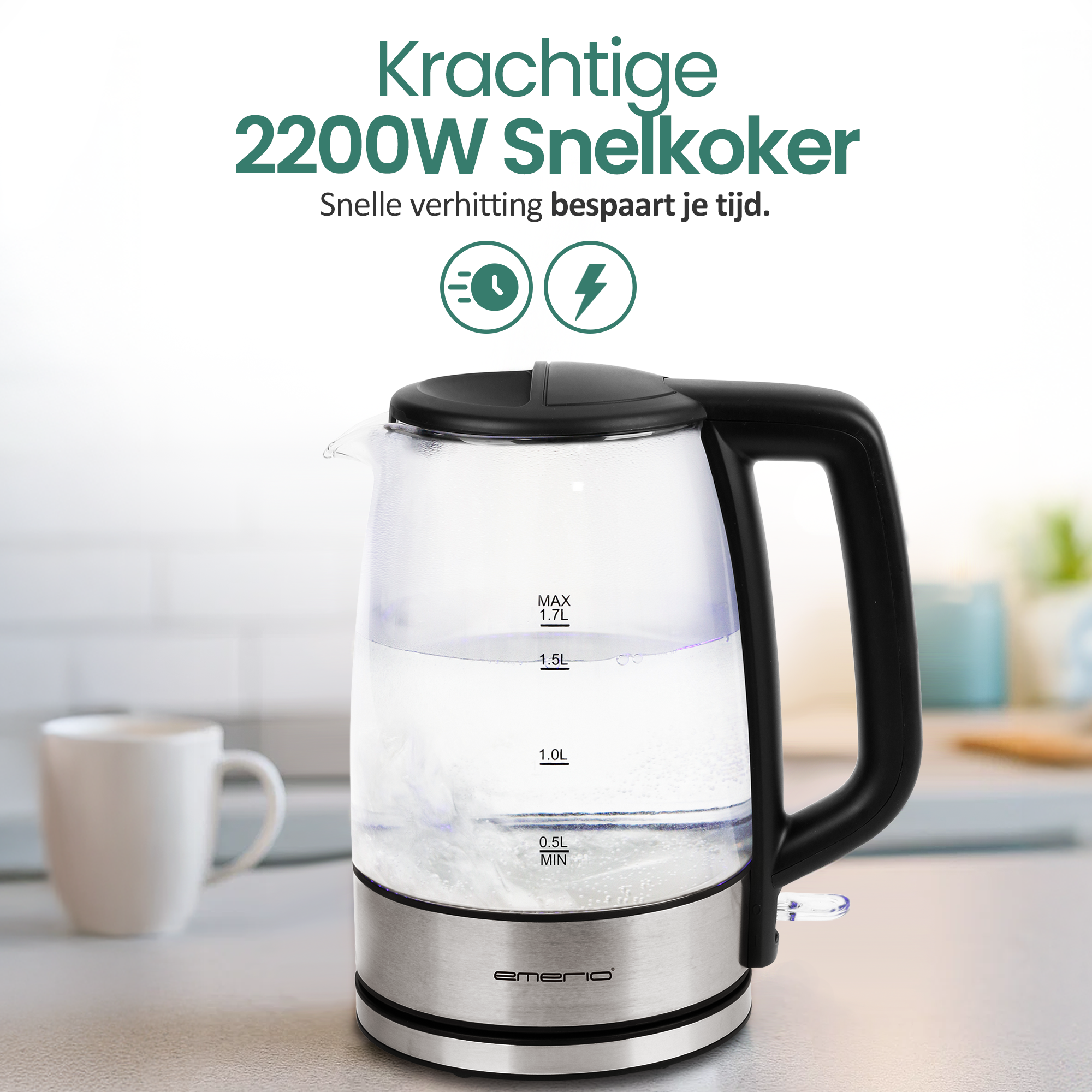 Une bouilloire électrique transparente avec de l'eau à l'intérieur, une poignée noire et une tasse blanche en arrière-plan.