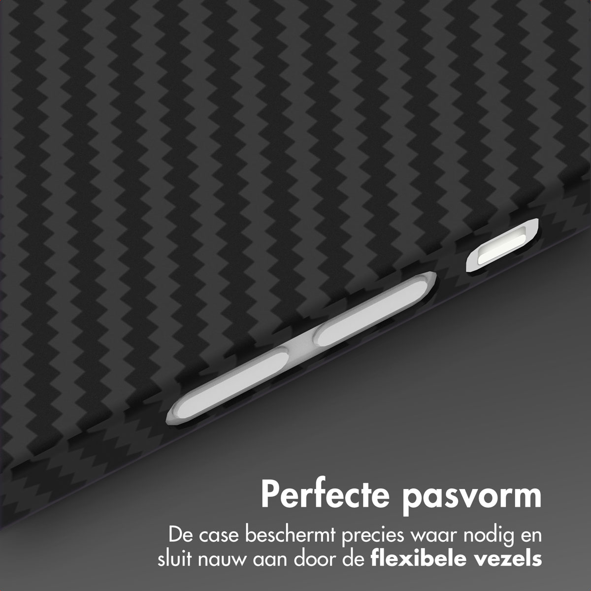 Gros plan d'une coque de téléphone avec une texture en fibre de carbone. L'étui a des boutons blancs et un ajustement précis, avec du texte en bas.