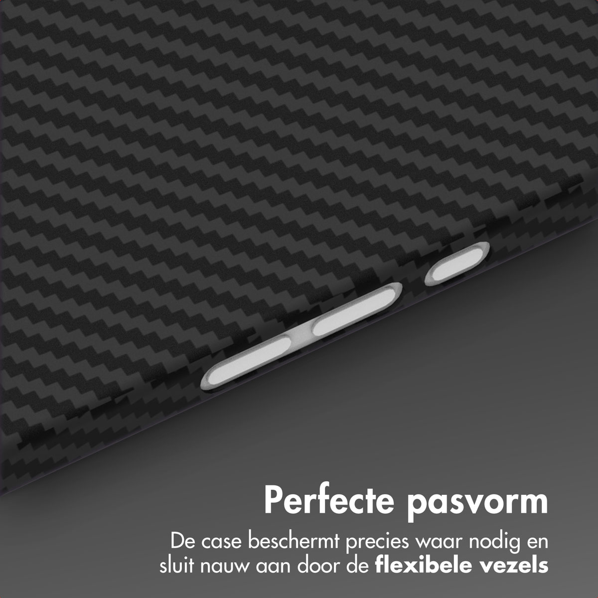 Close-up van een zwarte telefoonhoes van koolstofvezel met witte knoppen. Grijze achtergrond met tekst: Perfecte pasvorm.