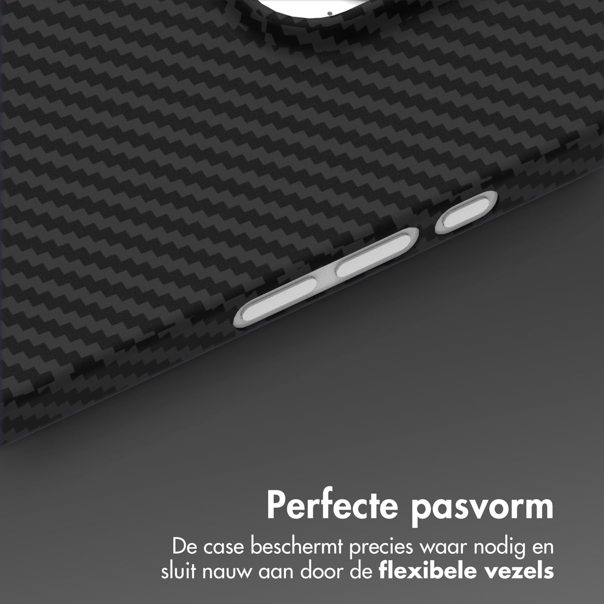Close-up van een zwarte telefoonhoes met carbonvezeltextuur. Witte knoppen zichtbaar. Tekst onder: Perfecte pasvorm, beschermhoes.