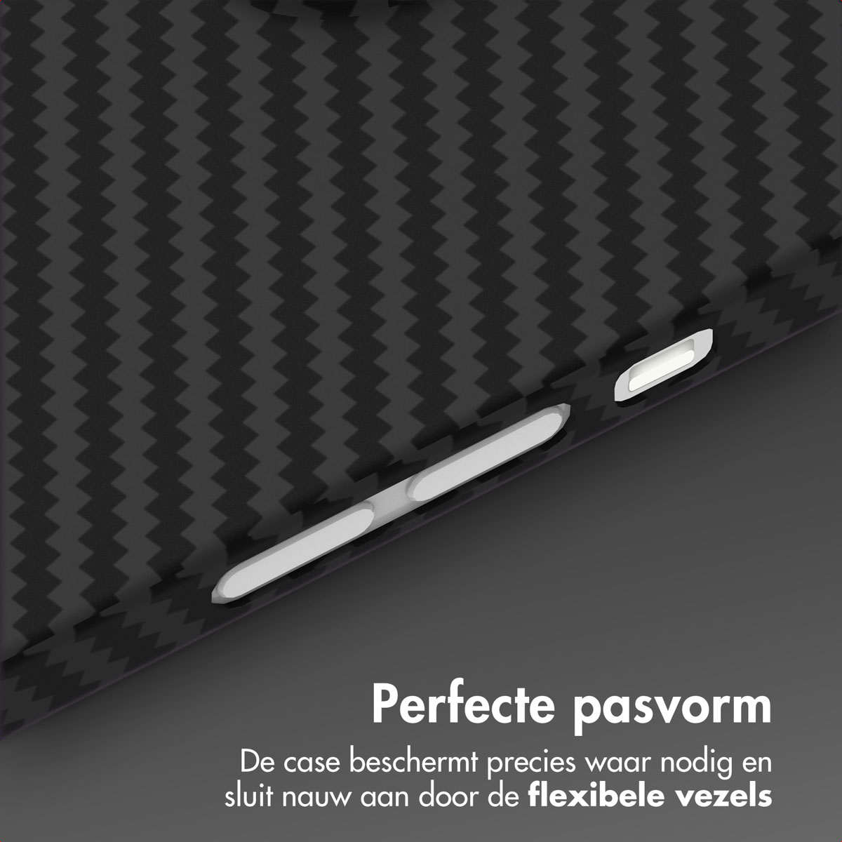 Gros plan sur une coque de téléphone avec une texture en fibre de carbone. Elle a des boutons blancs et un ajustement parfait. Le texte dit : 'Ajustement parfait'.