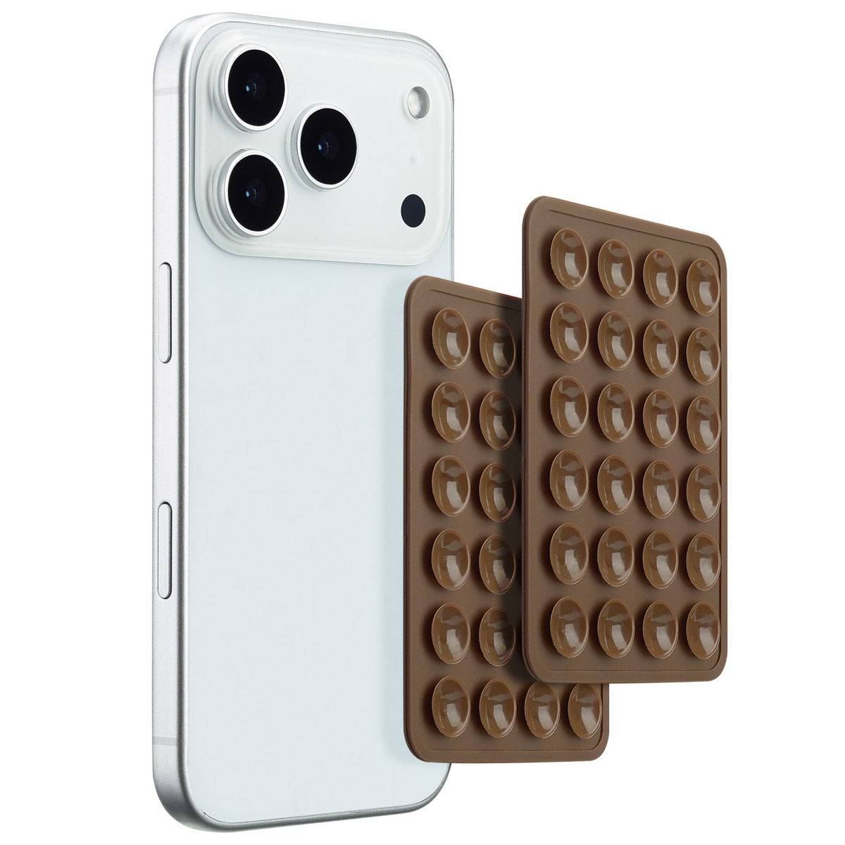 Een witte smartphone met drie camera's staat naast twee bruine zuignap pads. De achtergrond is wit.