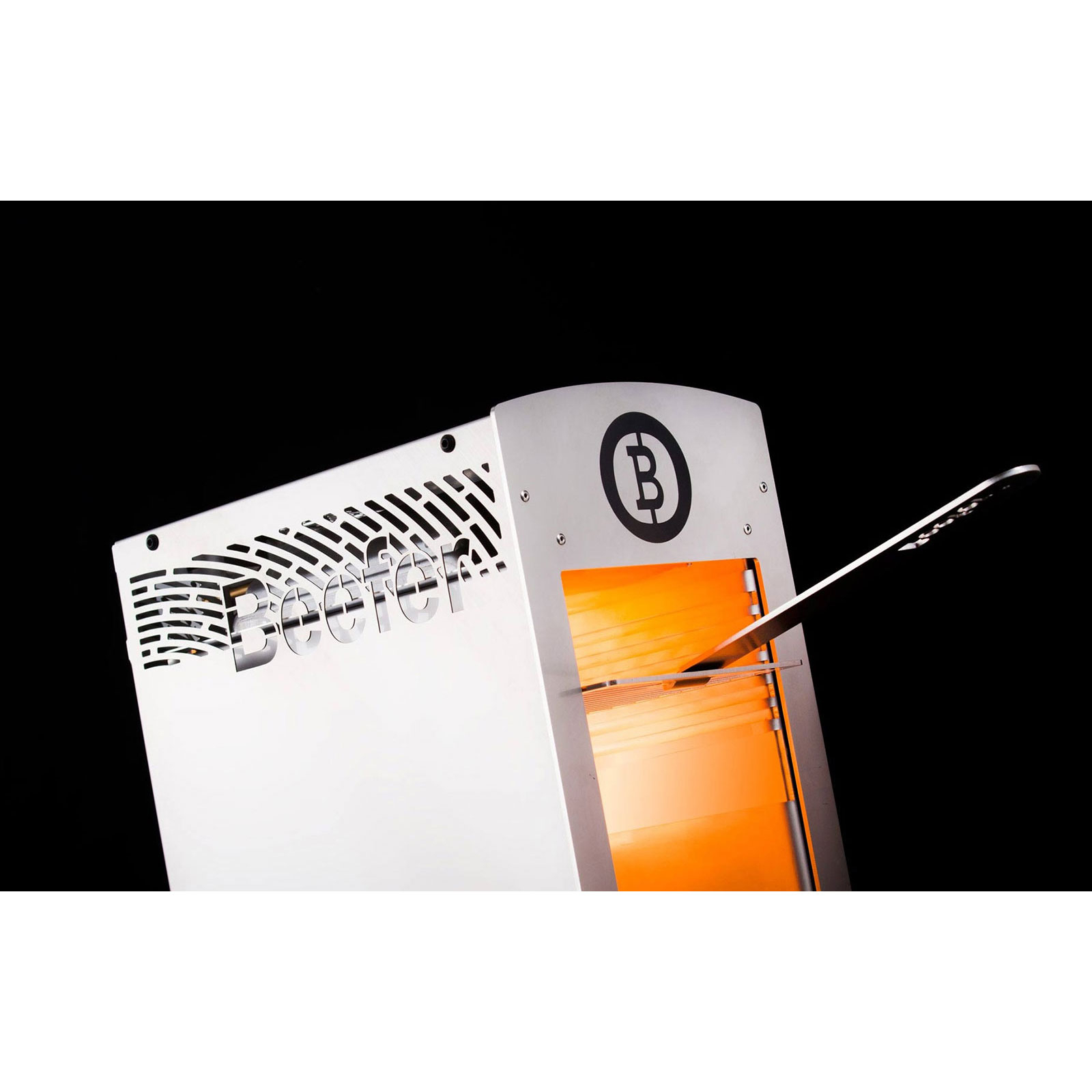 Silberne Box mit Bitcoin-Logo. Das Wort 'Booster' ausgeschnitten. Innen hellorangefarbenes Licht. Ein Metallteil gleitet hinein.