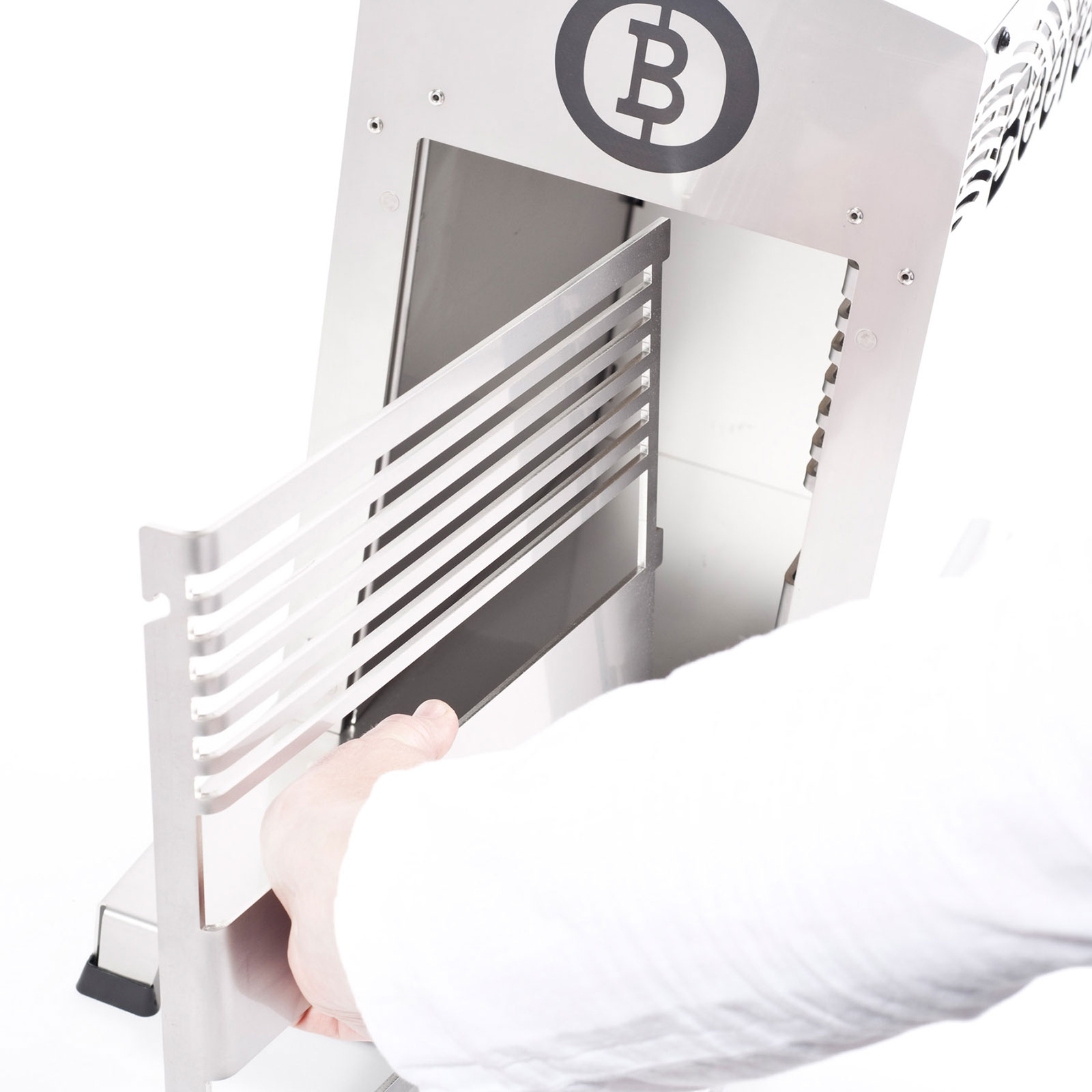 Eine Hand bedient einen Metallschneider. Der Schneider hat ein Bitcoin-Logo. Weißer Hintergrund.