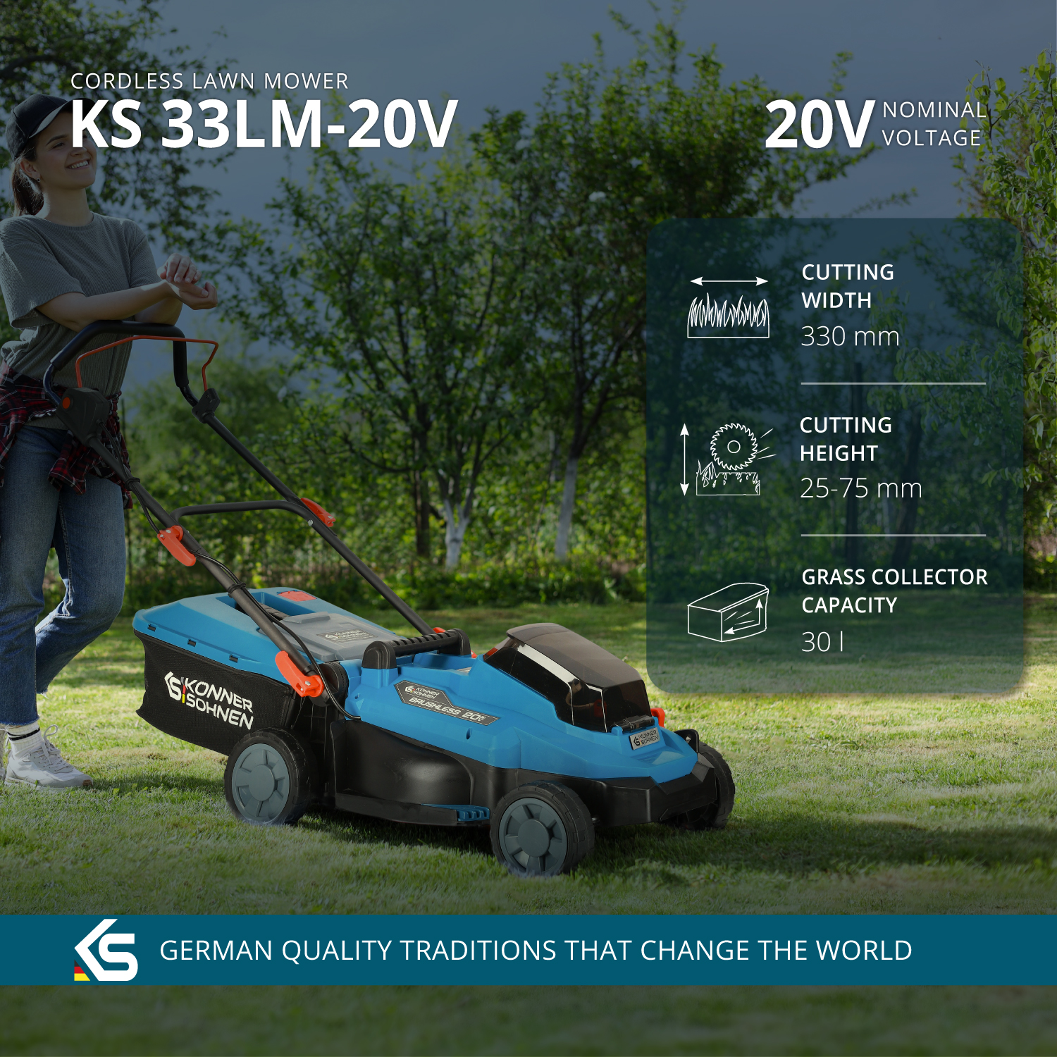 Eine Frau steht neben einem blauen Rasenmäher auf Gras. Der Rasenmäher hat schwarze Griffe und orangefarbene Akzente. Bäume sind im Hintergrund.