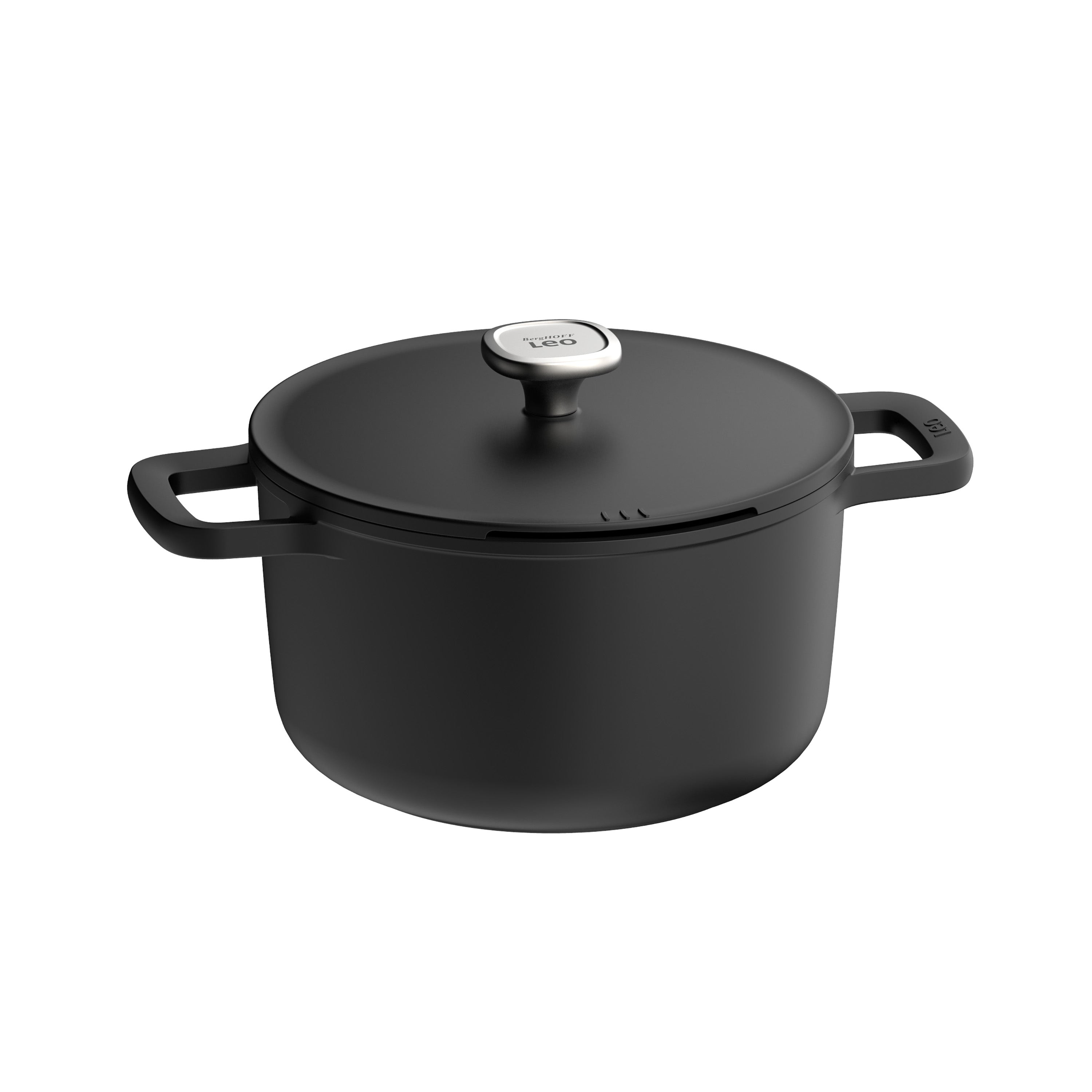 Een zwarte kookpot met deksel en twee handvatten. Het deksel heeft een zilveren knop met het woord "Leo".