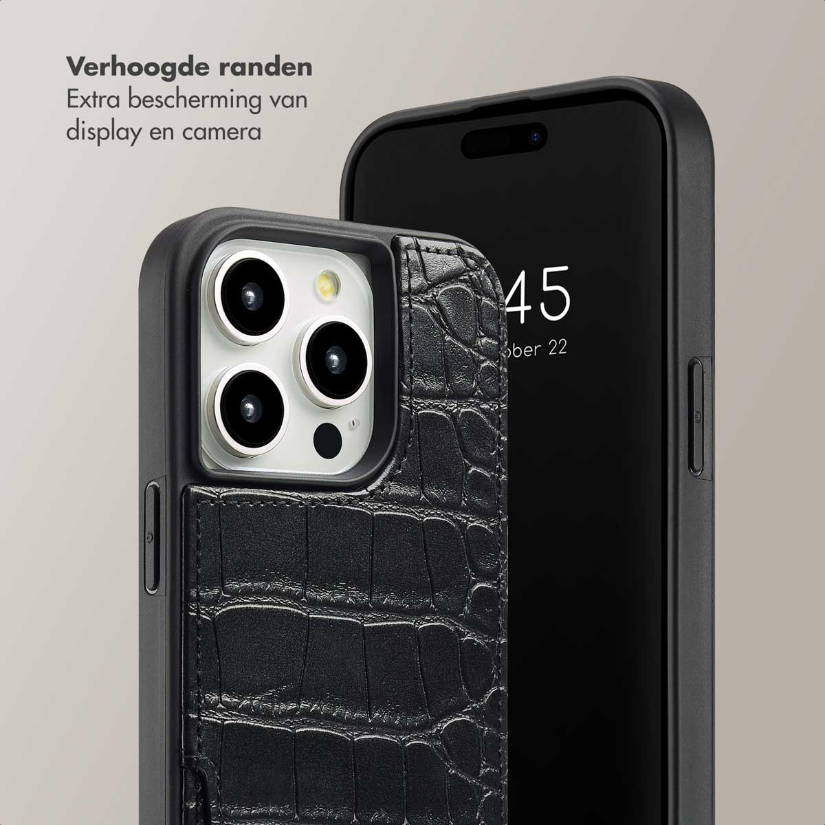 Coque de téléphone noire avec texture crocodile et un téléphone affichant l'heure.