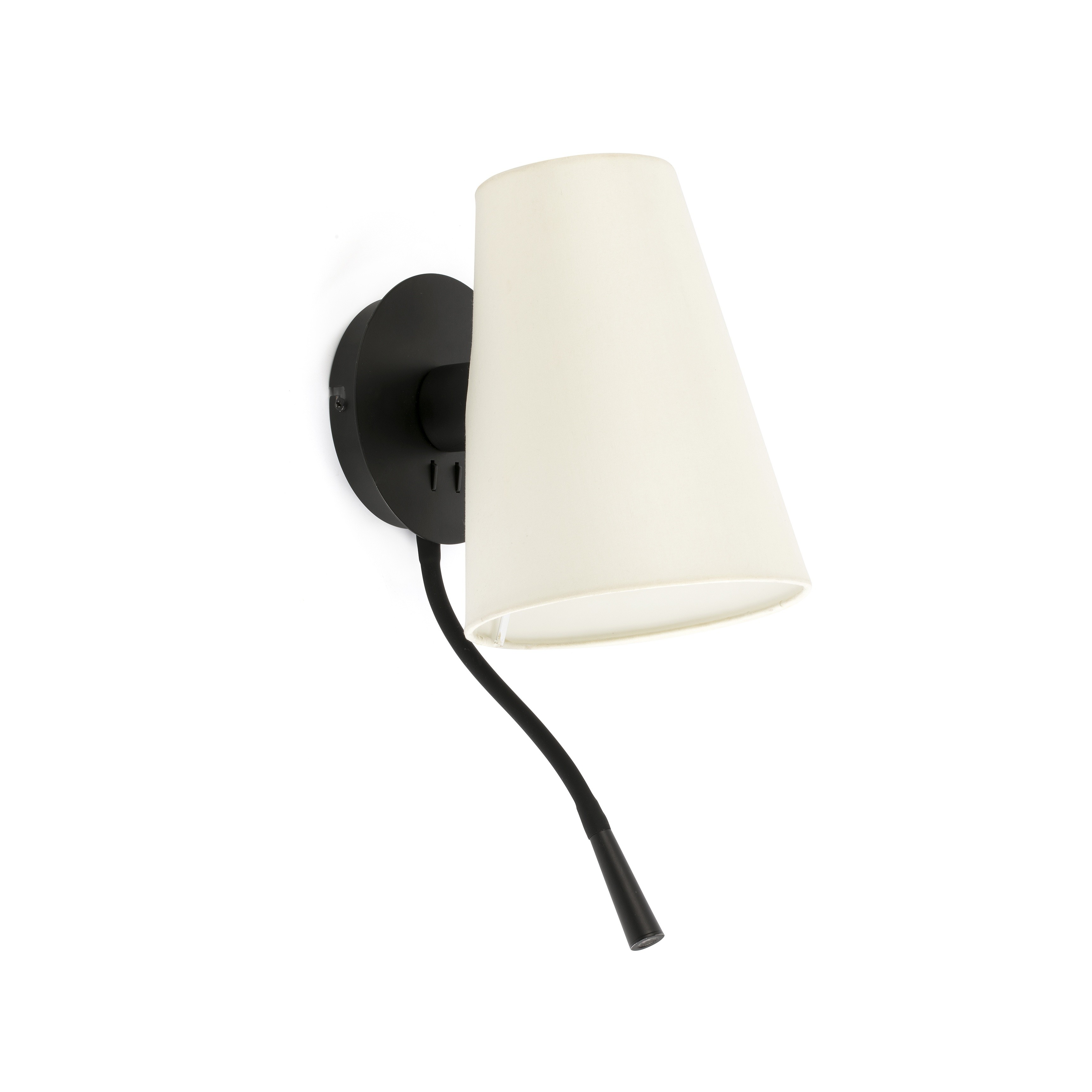 Una lampada da parete con base e braccio neri, che supporta un paralume color crema. Lo sfondo è bianco.