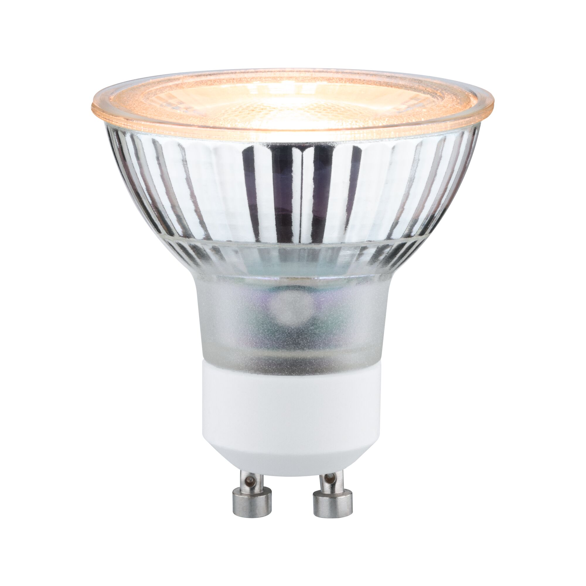 Una lampadina LED GU10 in vetro trasparente illuminata. Ha un riflettore in vetro trasparente e una base bianca con due pin metallici.