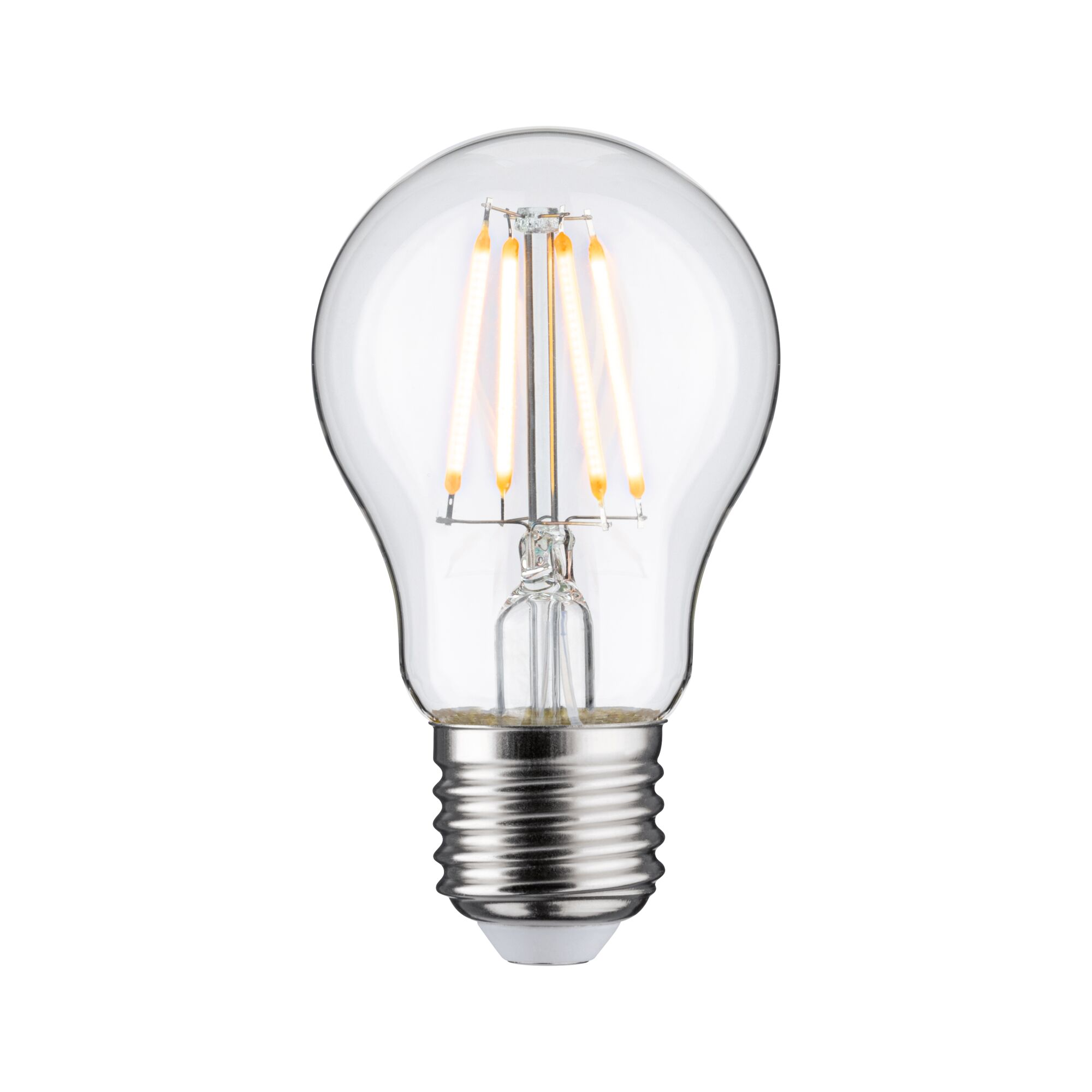 Una lampadina LED in vetro trasparente con base argentata, illuminata. La lampadina è a fuoco su sfondo bianco.