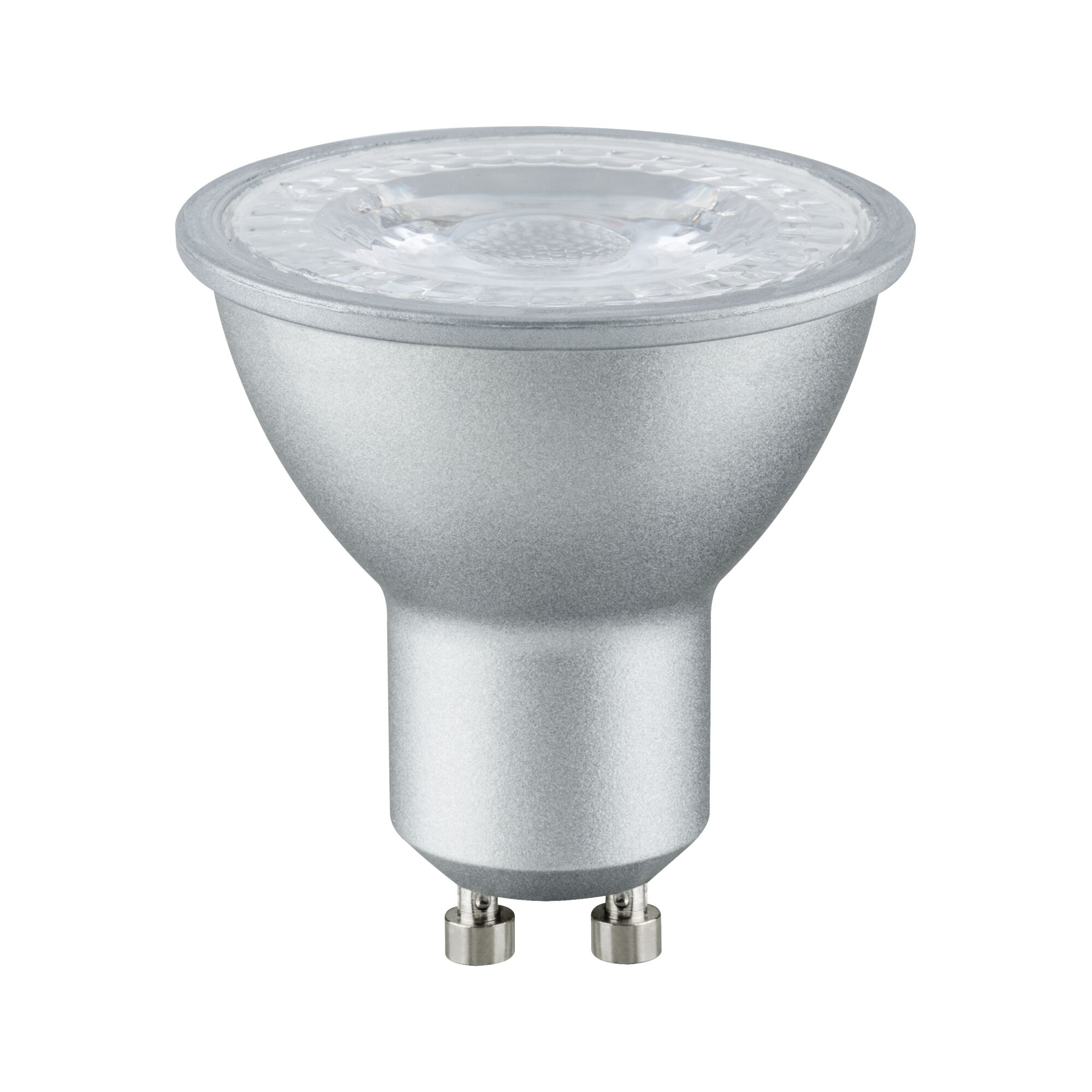 Eine silberne GU10 LED-Spot-Glühbirne. Sie hat eine klare, geriffelte Linse, einen konischen Körper und zwei Stifte am Sockel.