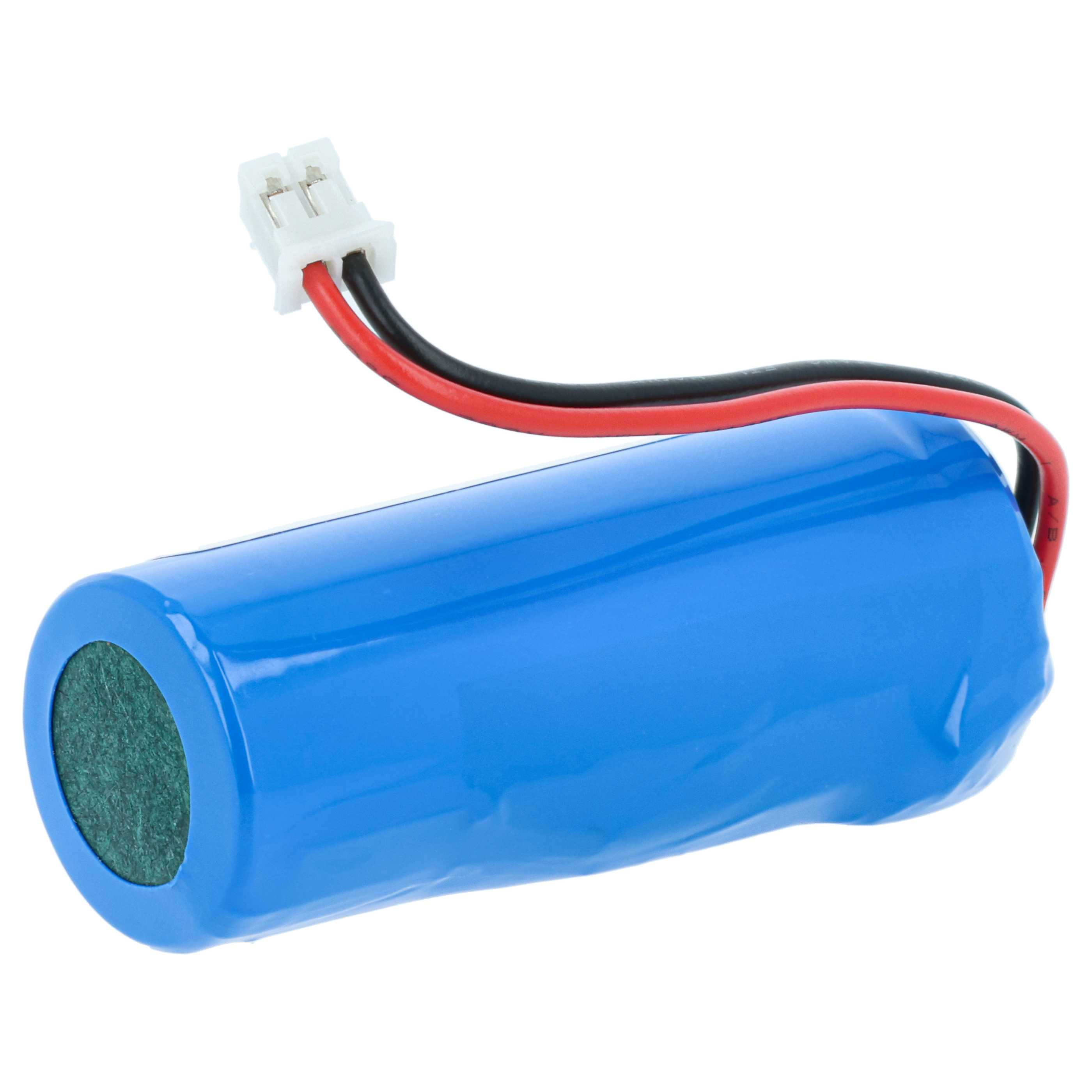 Eine zylindrische blaue Batterie mit weißem Stecker und rot/schwarzen Drähten. Auf einem Ende ist grüner Filz zu sehen.