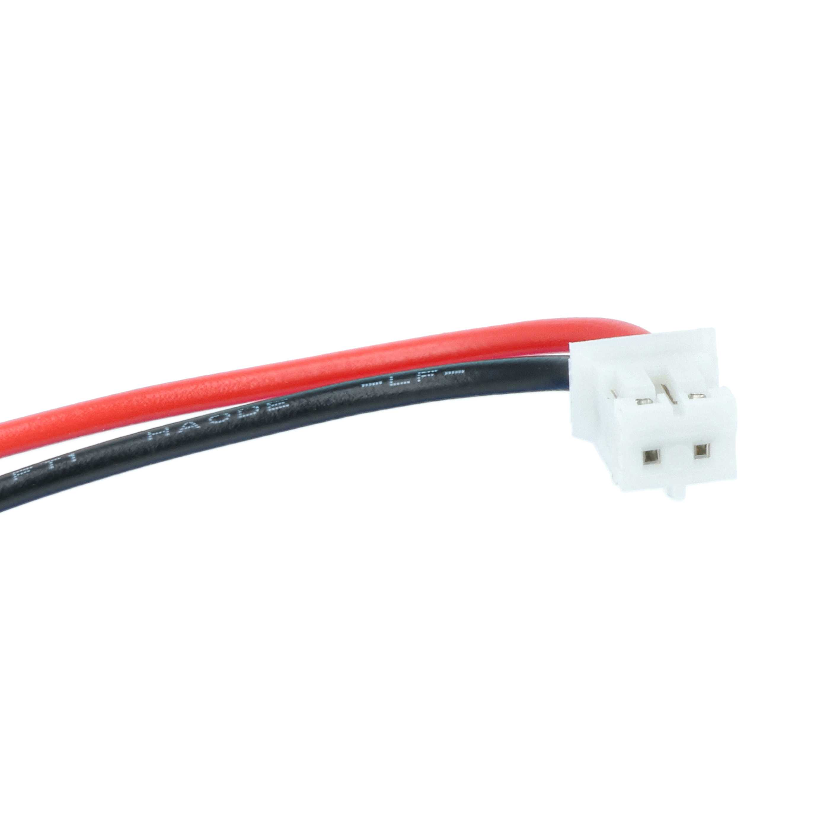 Das Bild zeigt einen weißen Stecker mit zwei Stiften, der an roten und schwarzen Drähten befestigt ist, vor weißem Hintergrund.