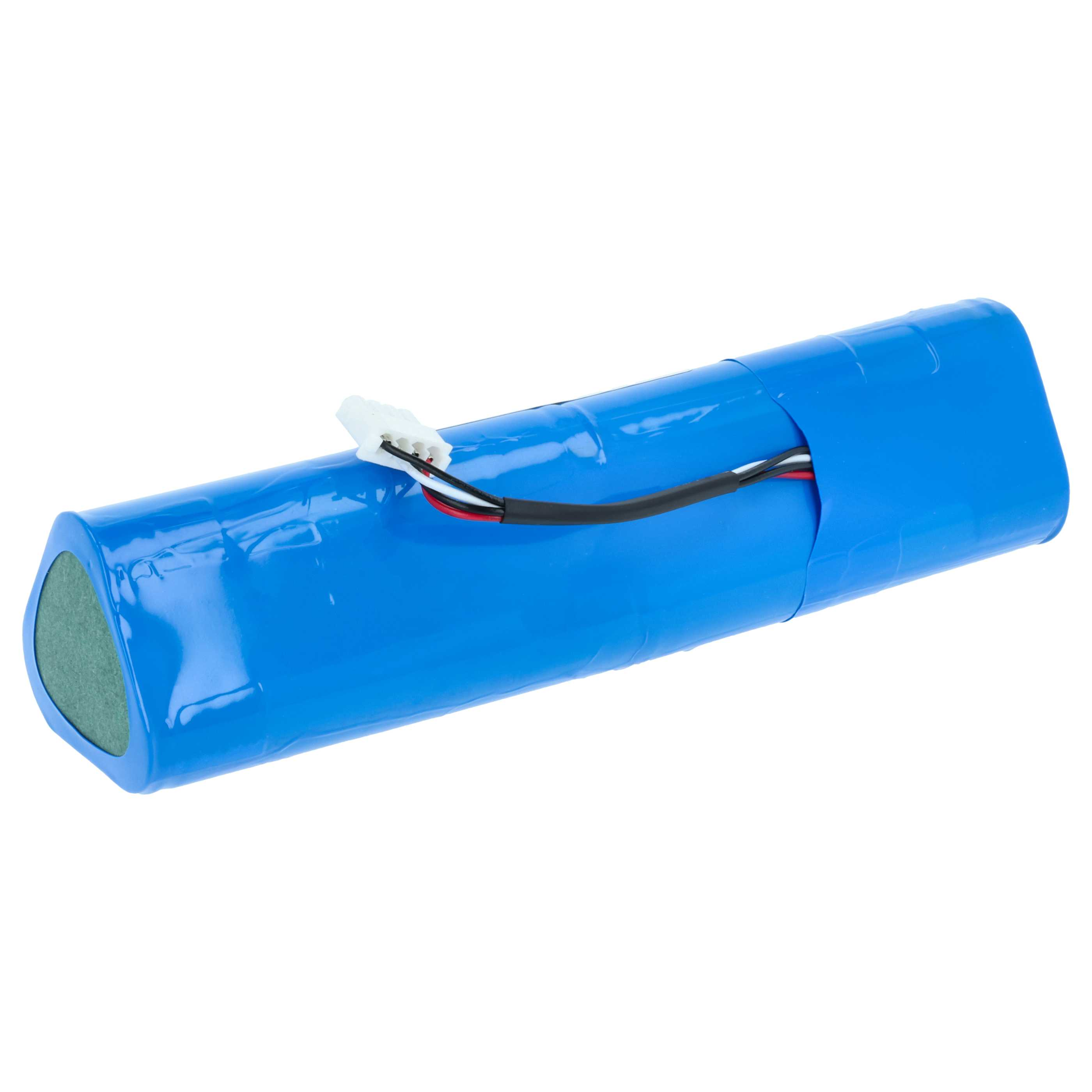 Ein blauer, zylindrischer Akku mit Kabeln und einem Stecker erstreckt sich davon. Er liegt vor weißem Hintergrund.
