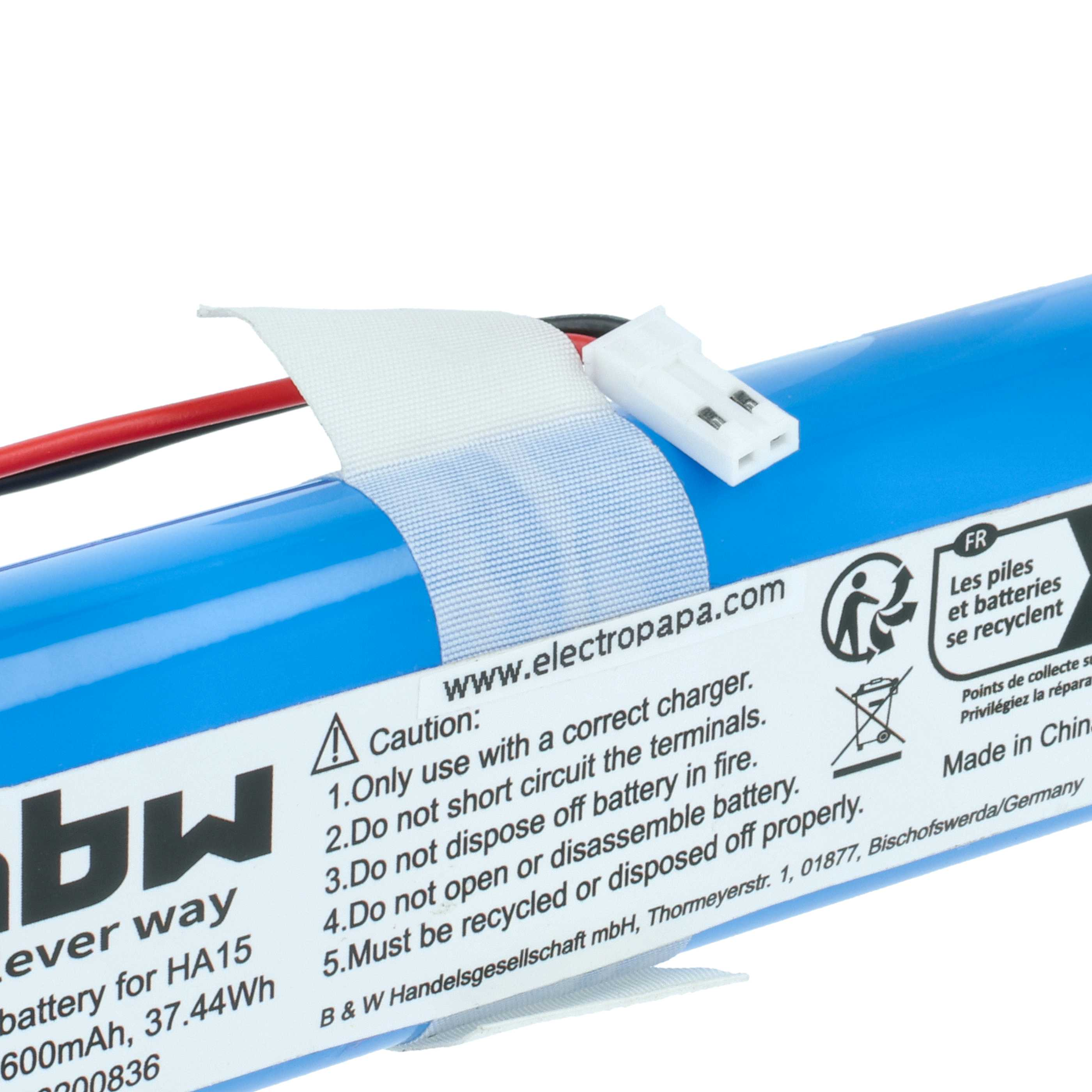 Eine blaue Batterie mit weißem Stecker und Warnhinweisen. Sie hat Recyclingsymbole und Text in mehreren Sprachen.