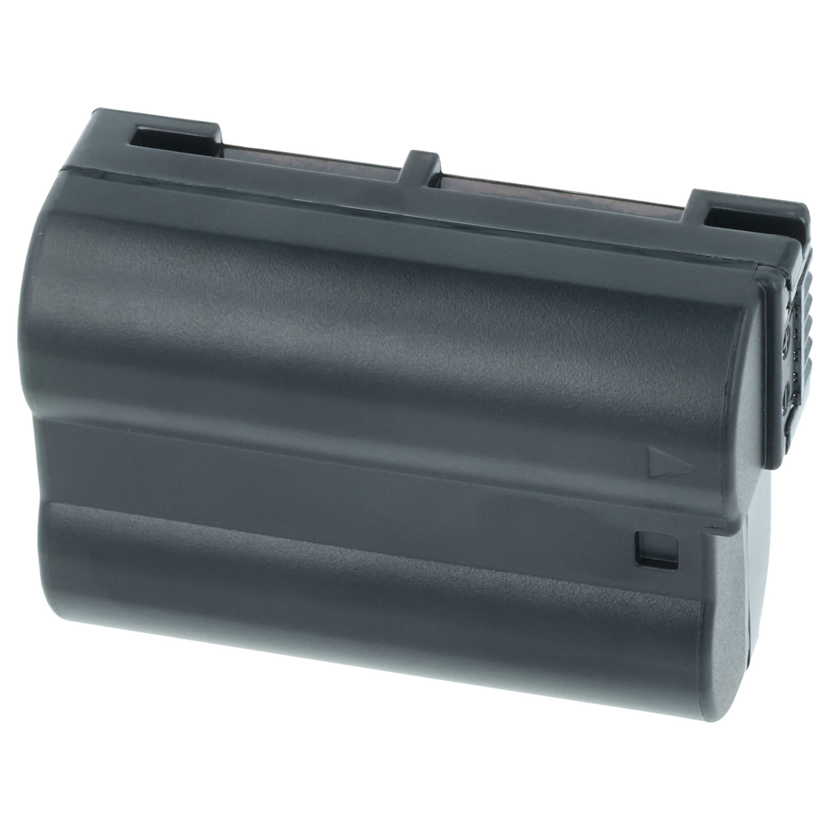 Ein schwarzes, rechteckiges Batteriepack auf weißem Hintergrund. Es hat eine geriffelte Oberseite und ein paar kleine quadratische Öffnungen.