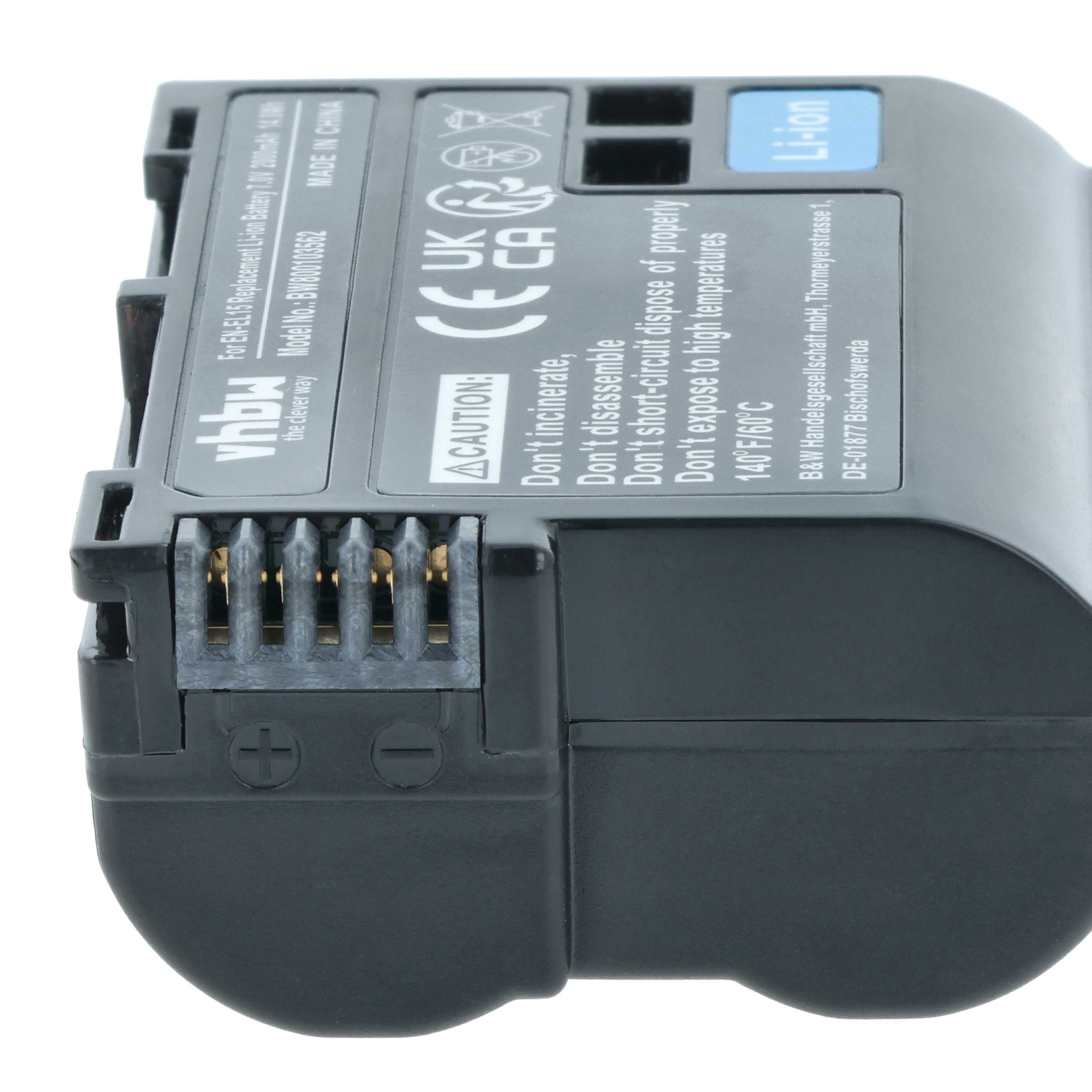 Ein schwarzes und graues Batteriepack mit Text, Warnungen und einem Li-Ionen-Etikett auf weißem Hintergrund.