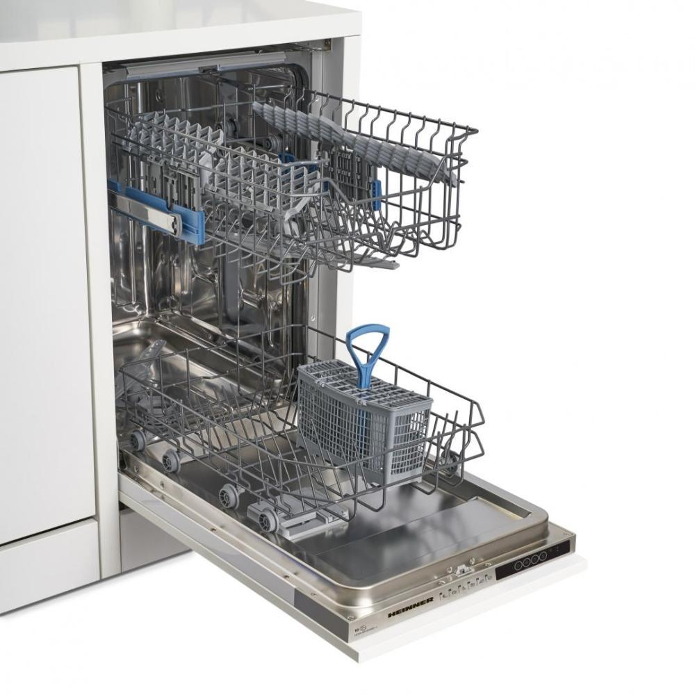 Vaatwasser met open deur. Binnenin zijn rekken en een mand. De machine is van roestvrij staal, met een blauwe handgreep. Witte kast.