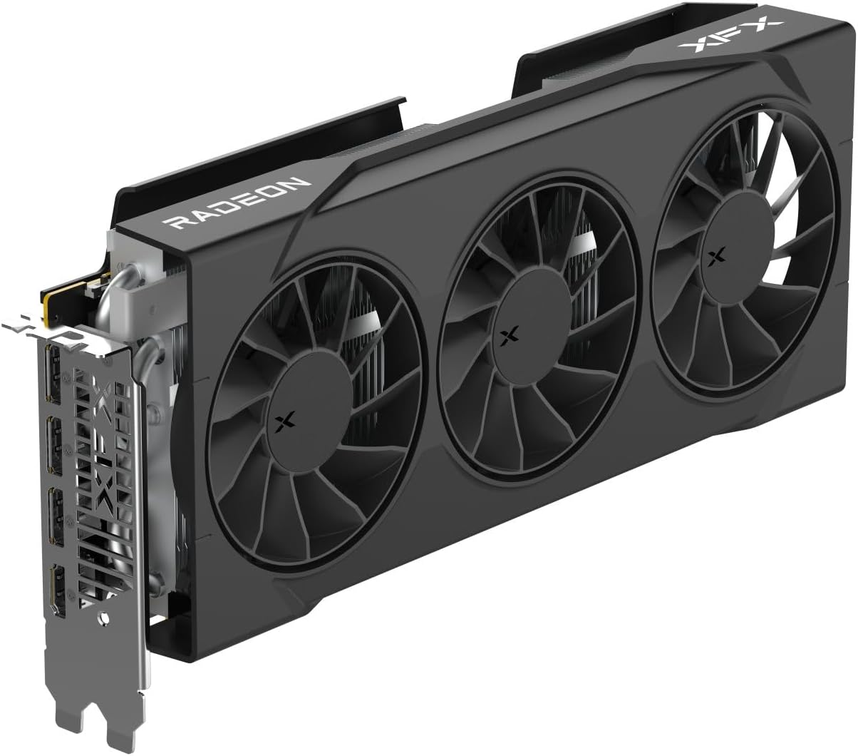Una scheda grafica XFX Radeon nera con tre ventole. Radeon è stampato in alto. La scheda è su sfondo bianco.