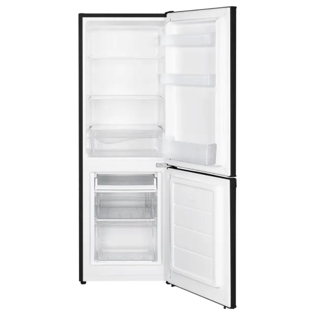 Lodówka z otwartymi drzwiami. Górna część ma półki. Dolna część ma zamrażarkę z szufladami. Czarna rama, białe wnętrze.