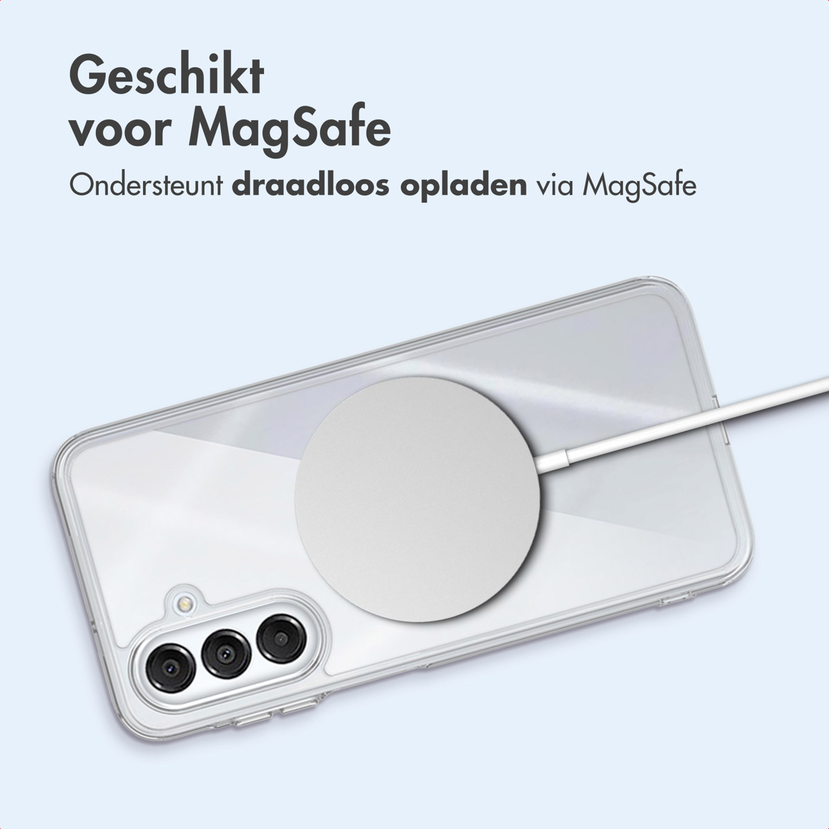 Une coque de téléphone transparente avec un chargeur MagSafe blanc attaché, connecté par un câble blanc. Texte en haut: Geschikt voor MagSafe.