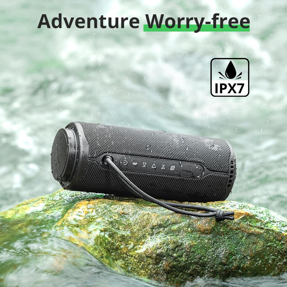 Czarny głośnik na omszałej skale z kroplami wody. Tekst powyżej brzmi 'Adventure Worry-free'. Widoczny jest symbol wodoodporności IPX7.