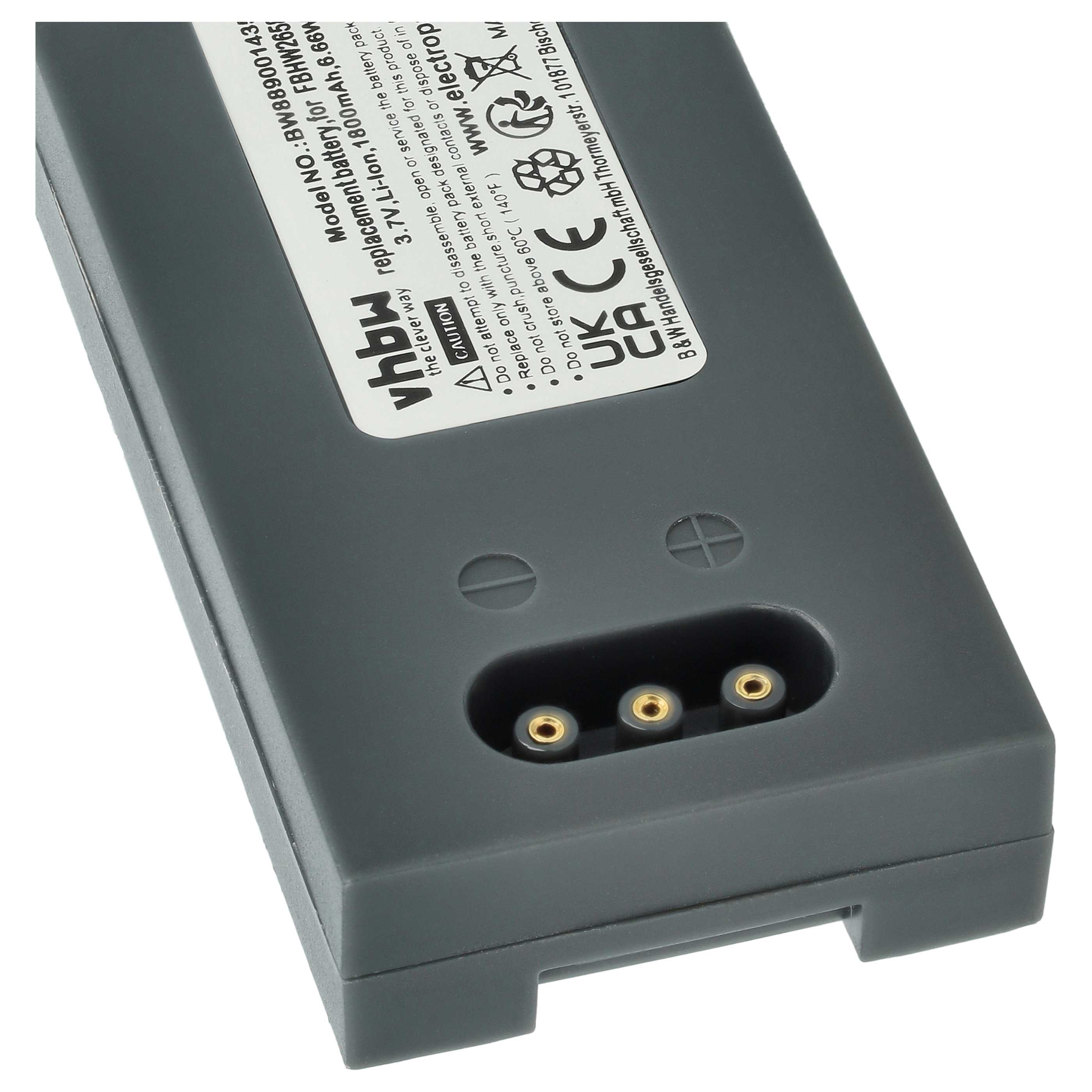 Graue Batteriepackung mit goldfarbenen Kontakten. Text und Warnhinweise sind sichtbar. Der Hintergrund ist weiß.