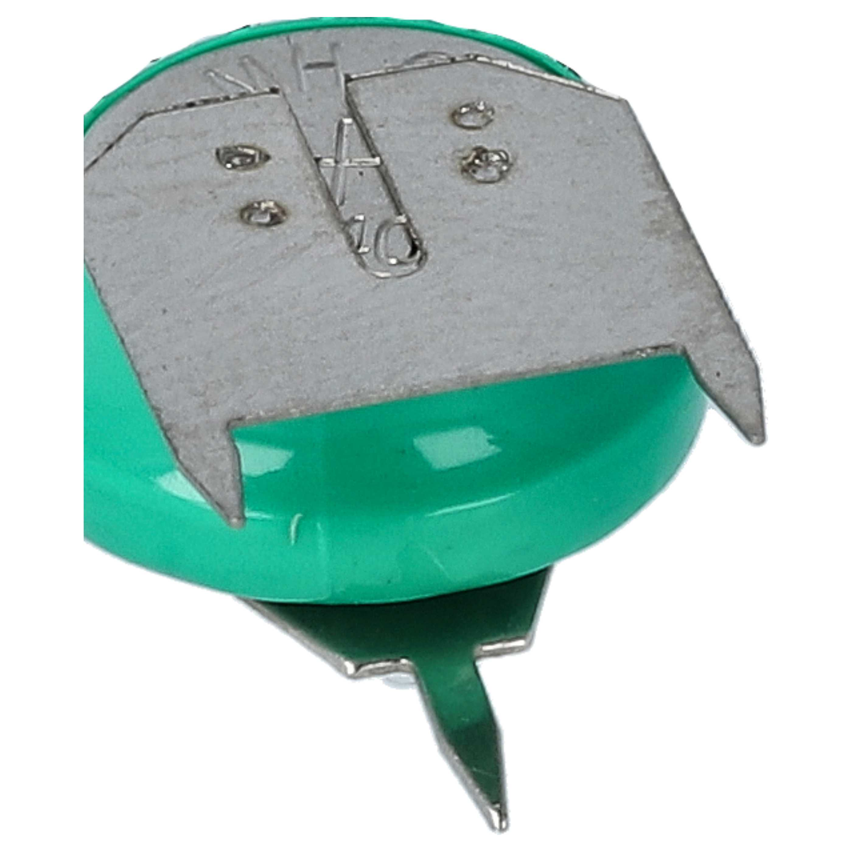 Eine grüne Batterie mit einer silbernen Metalloberseite. Das Metall hat zwei Klingen und einige kleine Löcher. Weißer Hintergrund.