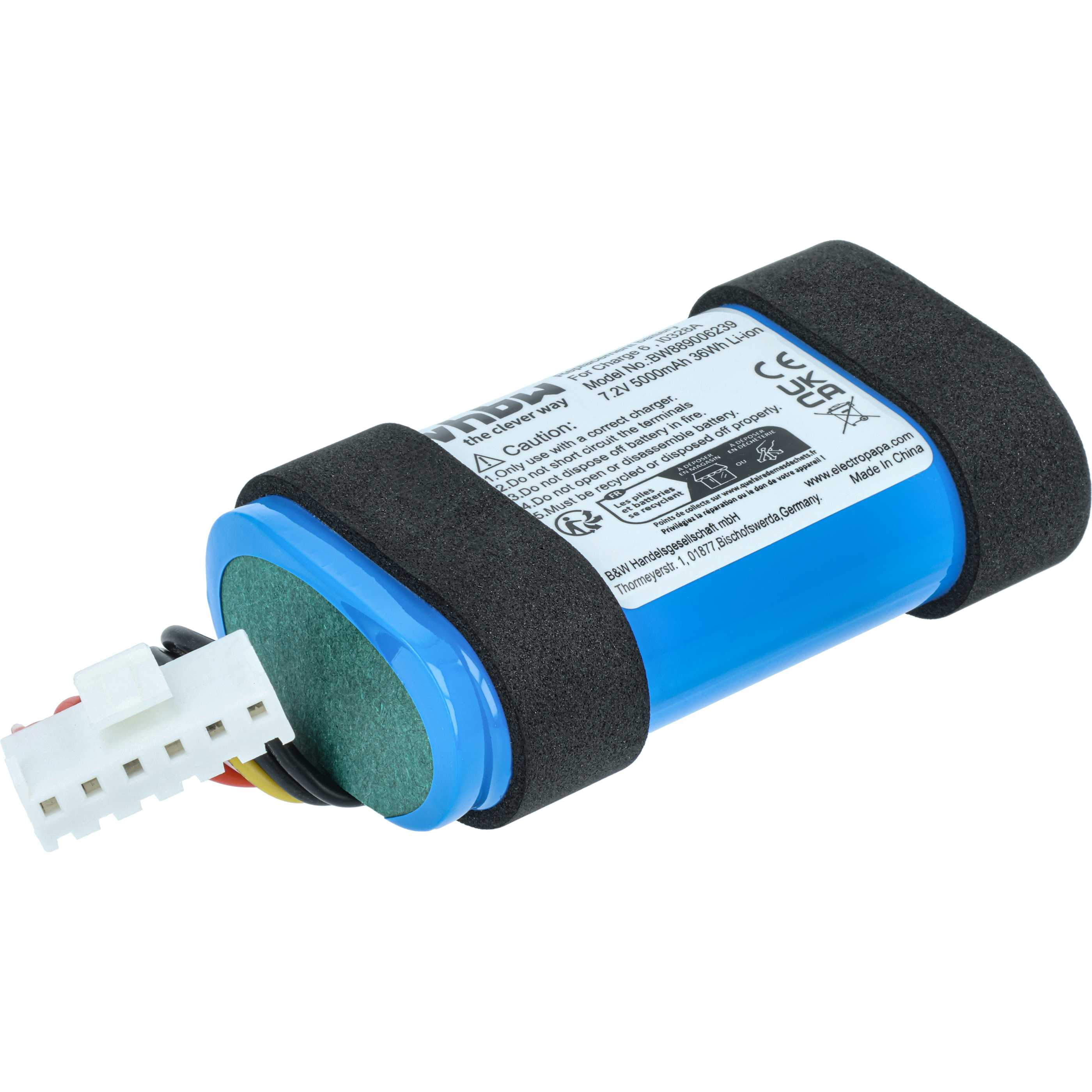 Eine zylindrische Batterie mit schwarzer Schaumumwicklung. Sie hat einen weißen Stecker und ein Etikett mit Text.
