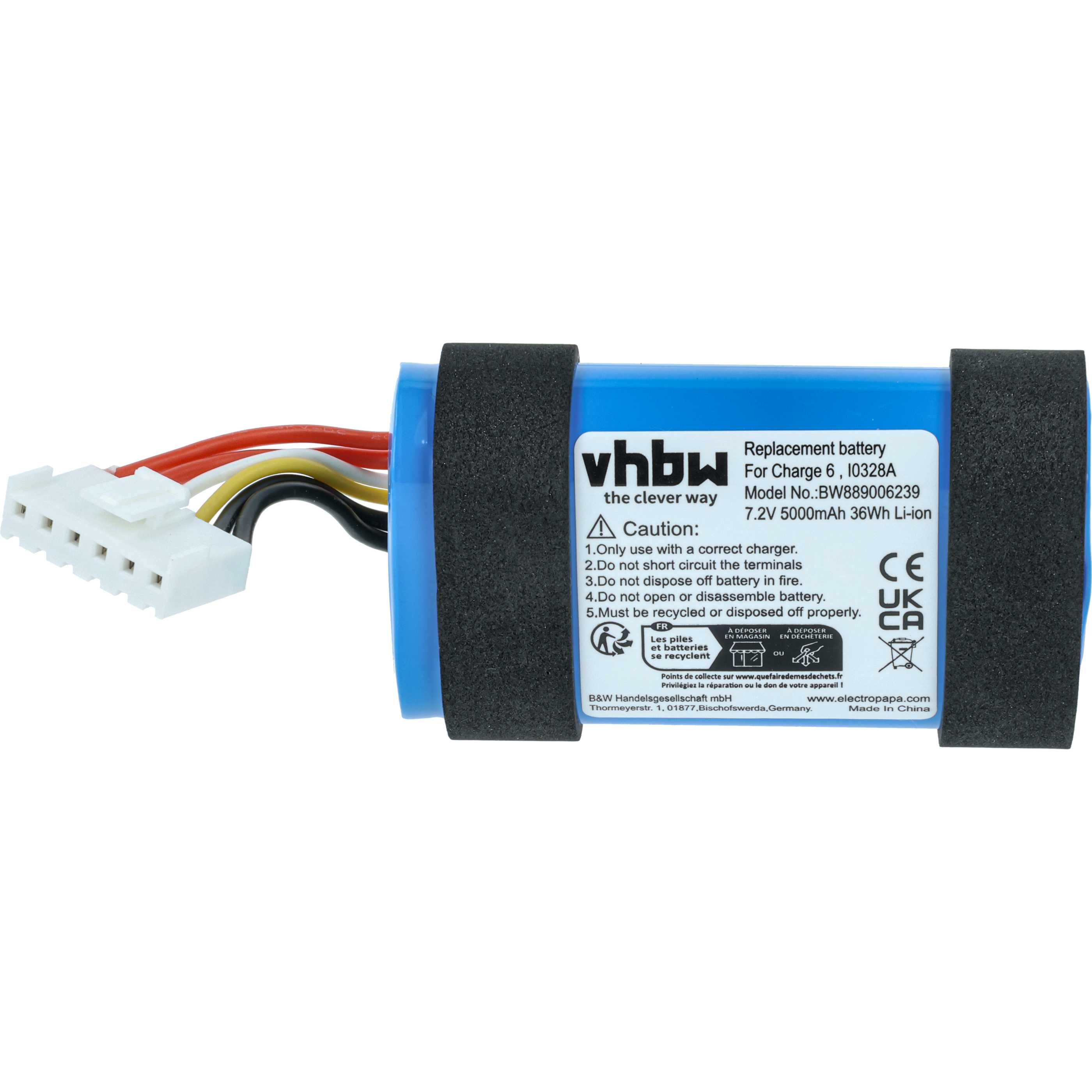 Ein blauer Akku mit schwarzem Schaumstoff und einem weißen Stecker mit farbigen Drähten. Text auf dem Akku.
