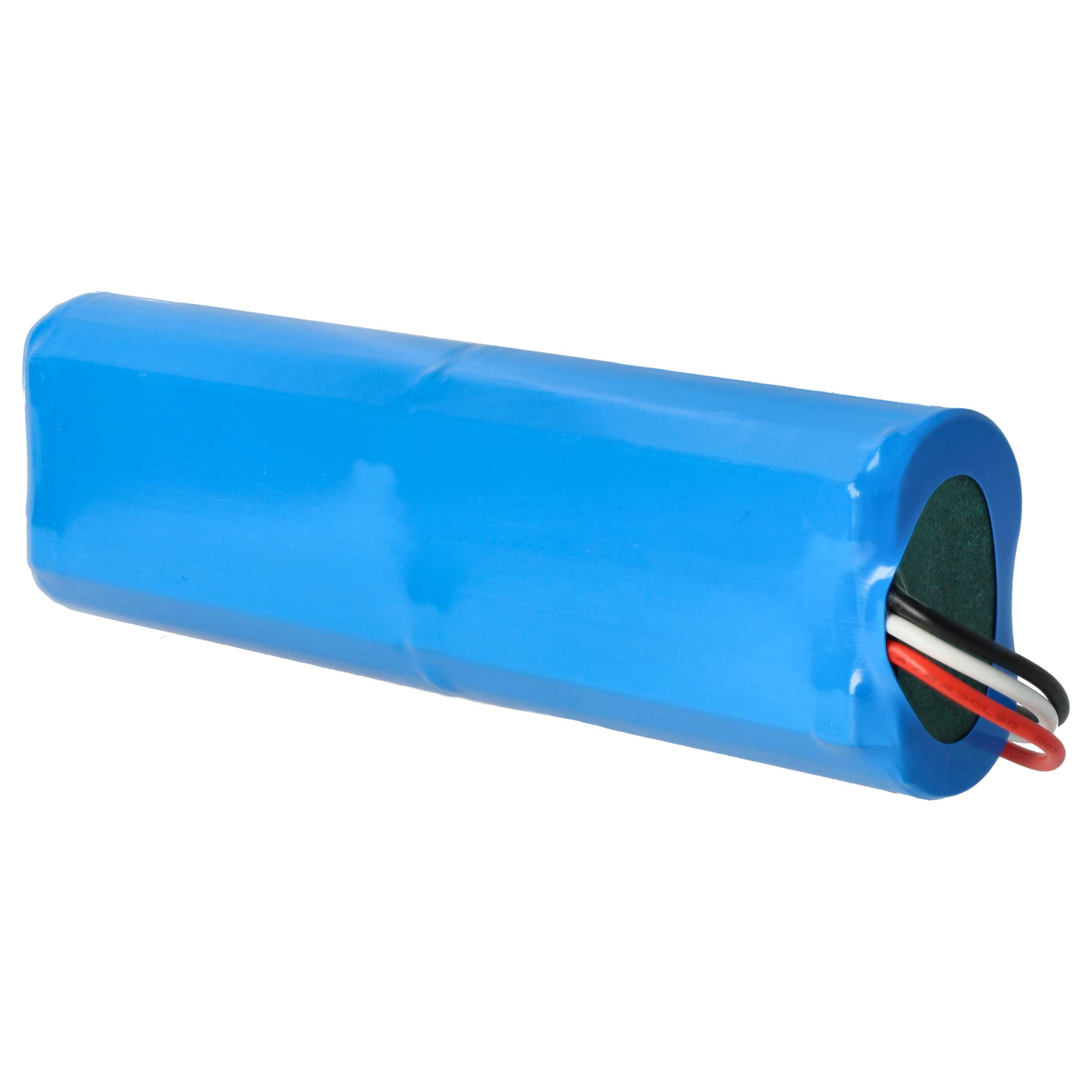 Eine blaue zylindrische Batterie mit schwarzen, weißen und roten Drähten, die von einem Ende ausgehen. Weißer Hintergrund.
