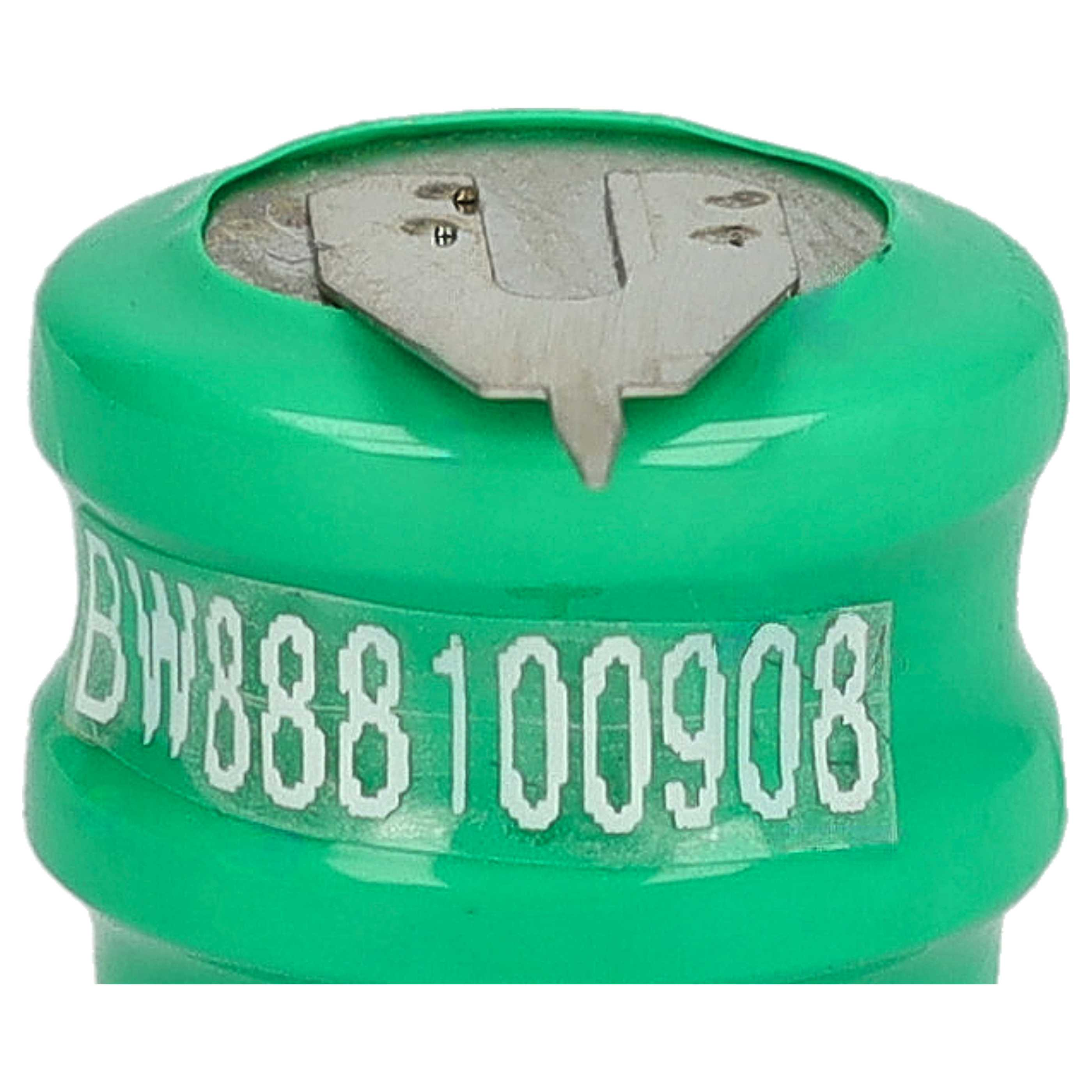 Eine grüne zylindrische Batterie mit silberner Oberseite. Das Etikett zeigt 'BW888100908'. Die Oberseite hat Metallkontakte.