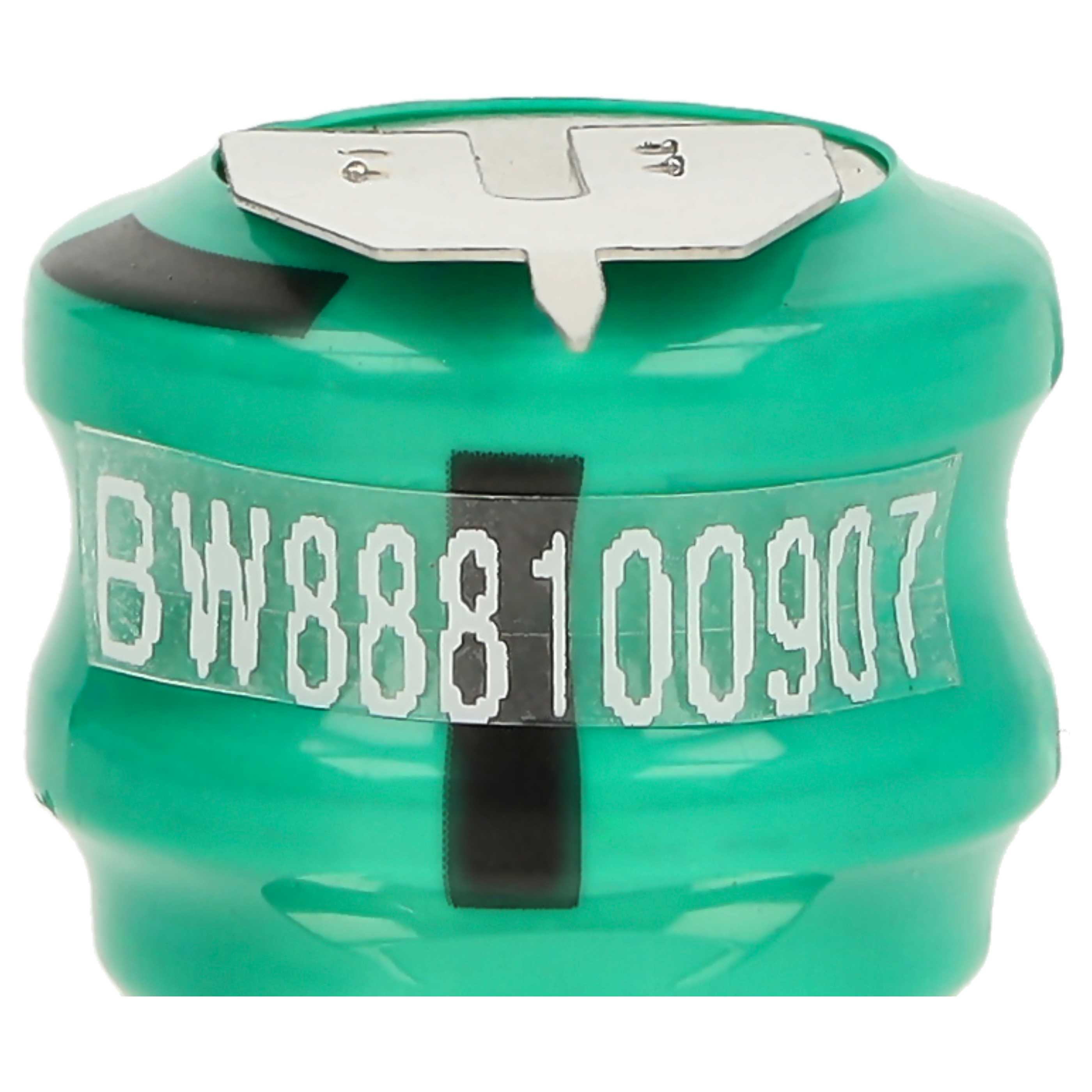 Eine grüne Batterie mit silberner Oberseite und einem weißen Etikett mit dem Text 'BW888100907'. Es ist auf weißem Hintergrund.