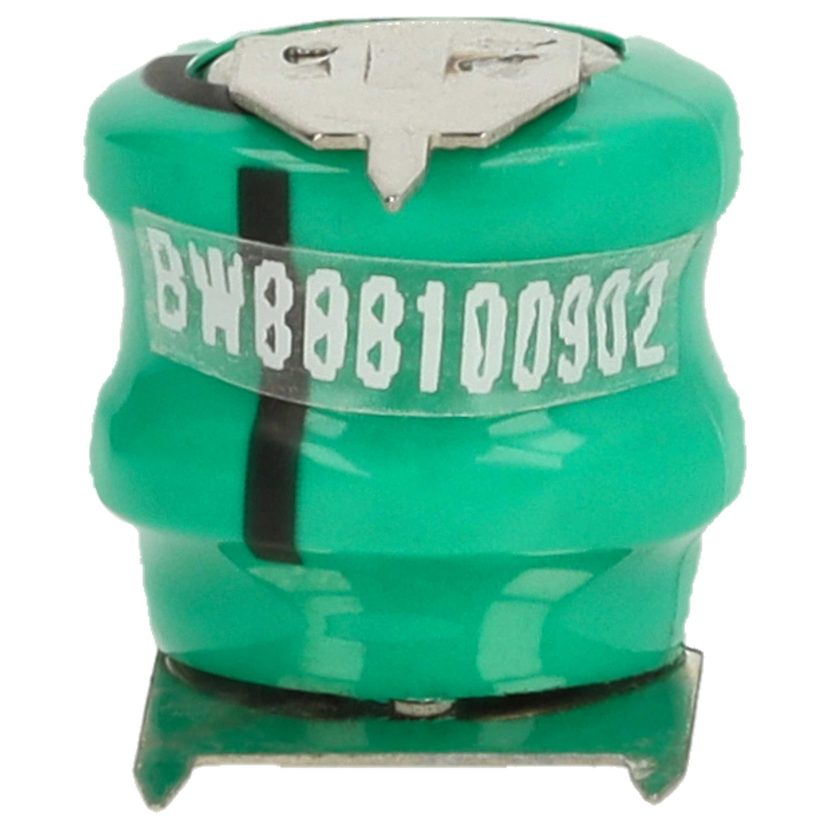 Eine grüne Batteriezelle mit weißem Etikett. Auf dem Etikett steht 'BW888100902'. Oben und unten ein Metallstück.