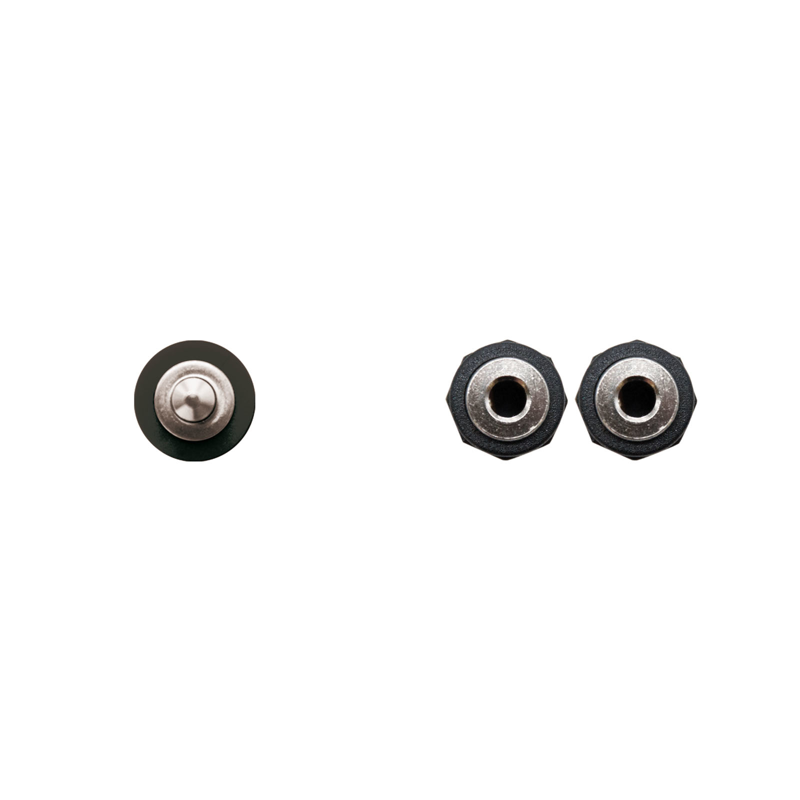 Das Bild zeigt drei Audiobuchsen. Eine ist ein Stecker, die anderen beiden sind Buchsen. Alle sind schwarz und silbern.