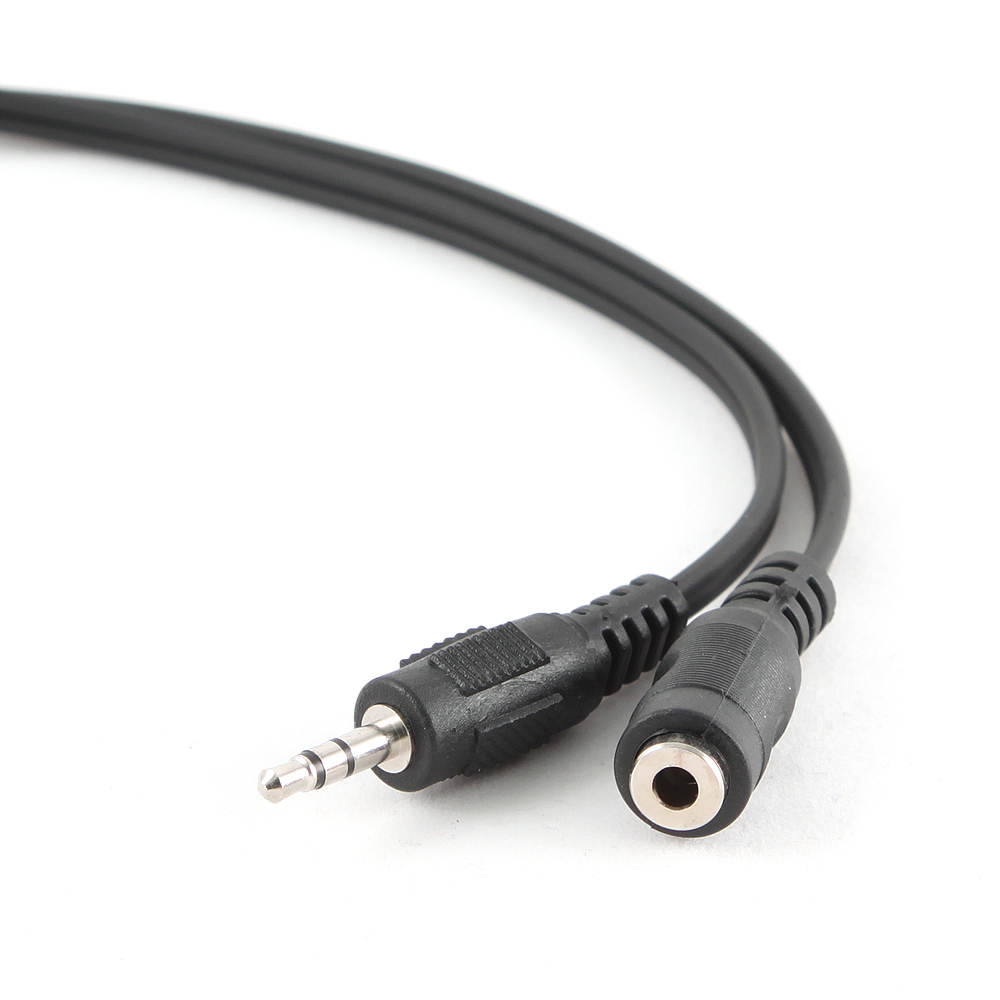 Czarny kabel audio z wtyczką męską i żeńską 3,5 mm na białym tle. Wtyczka męska jest włożona.