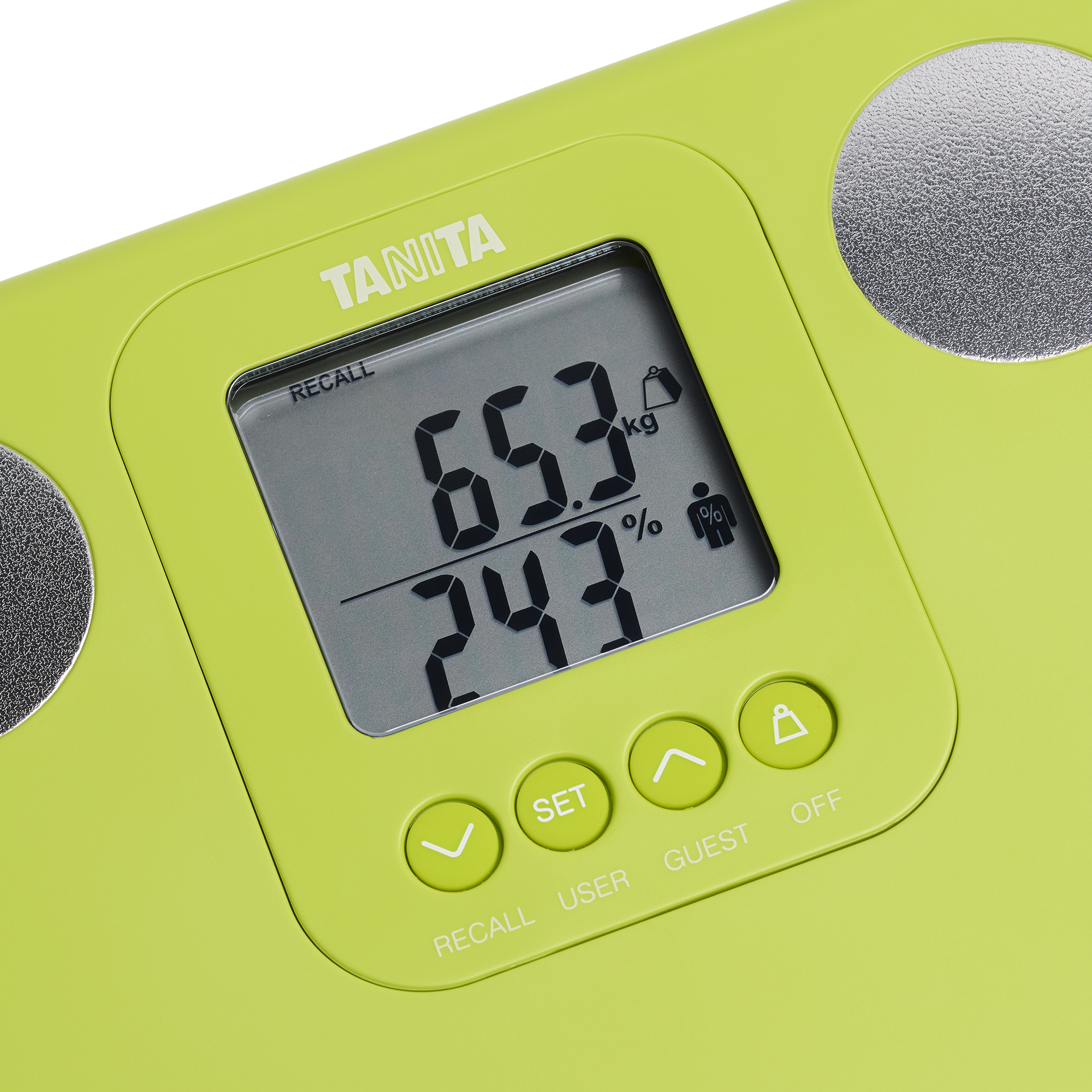 Een limoengroene Tanita-weegschaal toont 65,3 kg en 24,3%. Knoppen zijn onder meer Recall, User, Guest, Set en Off.