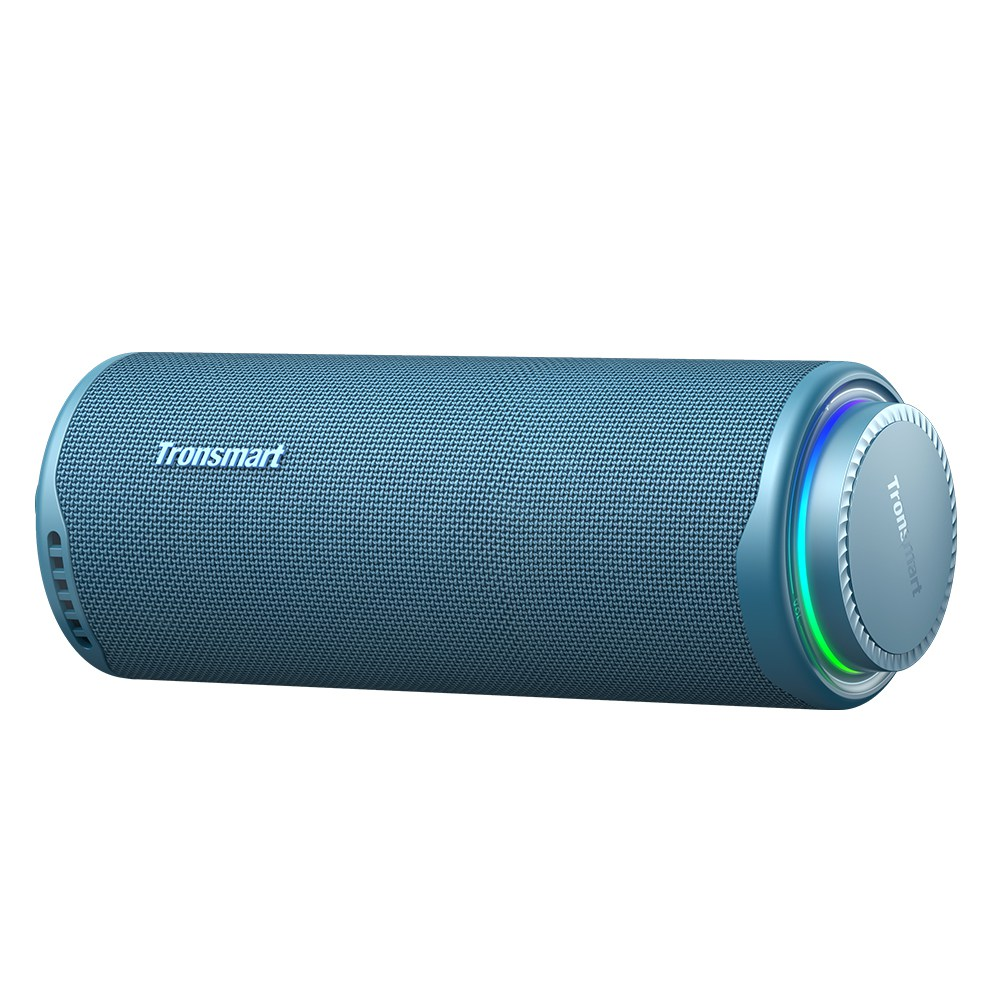Blauer zylindrischer Lautsprecher mit 'Tronsmart'-Logo. Er hat eine Netzstruktur und einen farbenfrohen Lichtring an einem Ende, vor weißem Hintergrund.