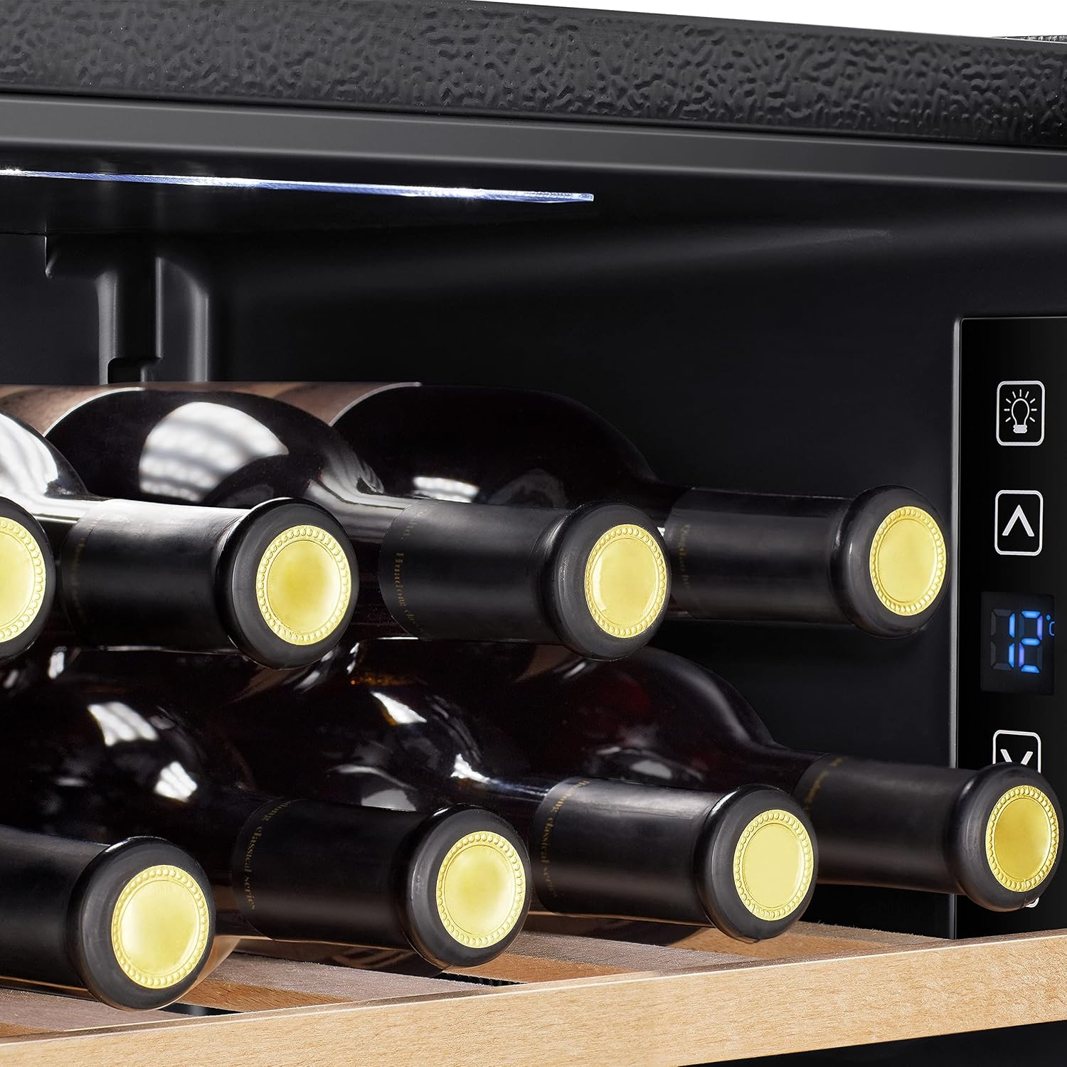 Bottiglie di vino in una cantinetta, ripiani in legno, bottiglie nere, tappi gialli, display digitale con temperatura, esterno nero.