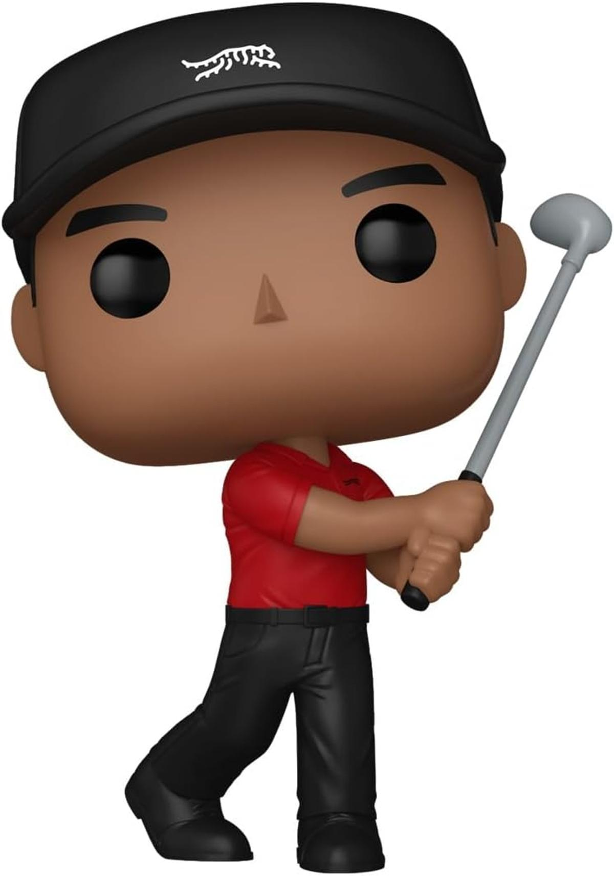 Una figura Funko Pop de Tiger Woods en postura de golf, con gorra negra y camisa roja, sosteniendo un palo de golf.