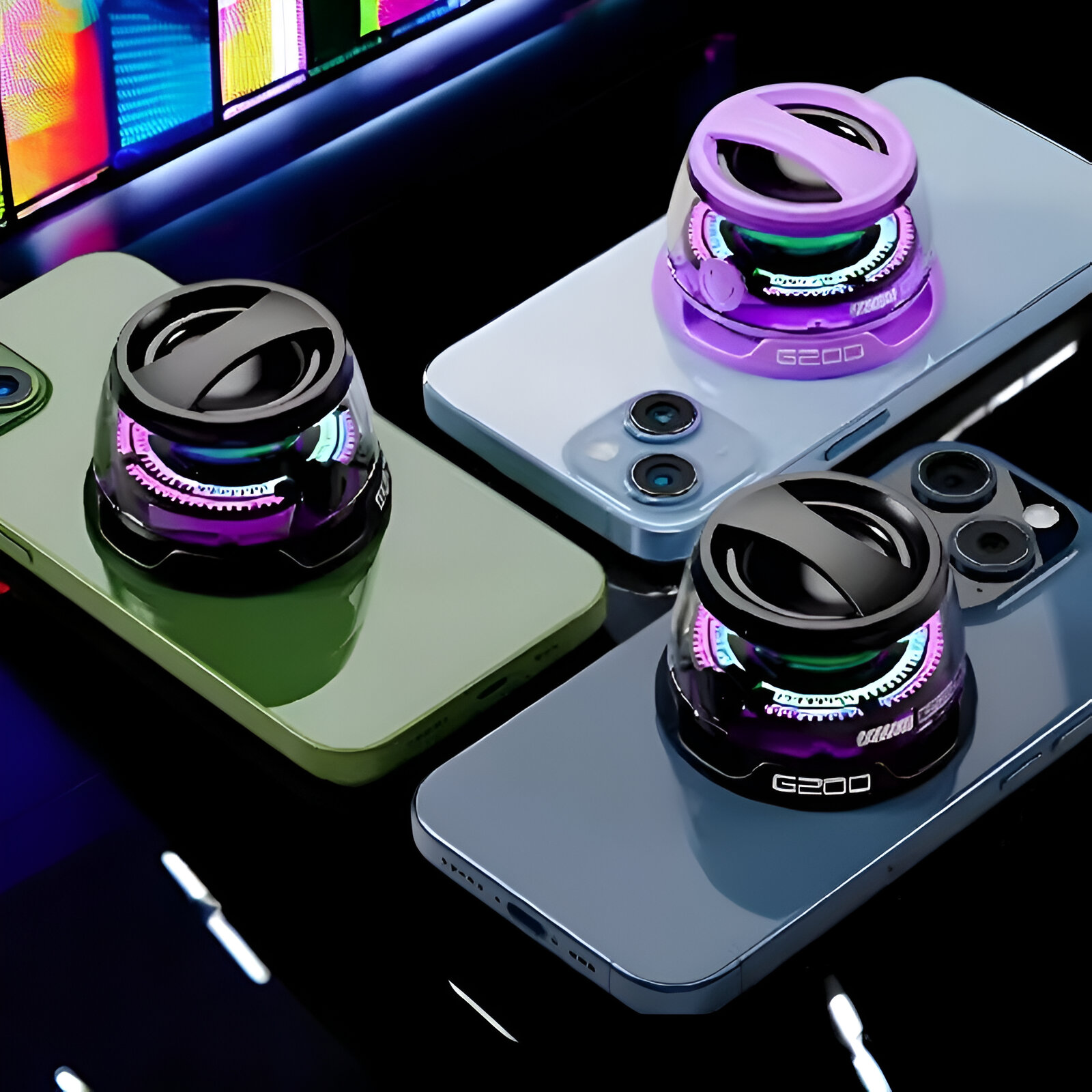 Tres smartphones con carcasas de diferentes colores, cada uno con un pequeño dispositivo brillante.