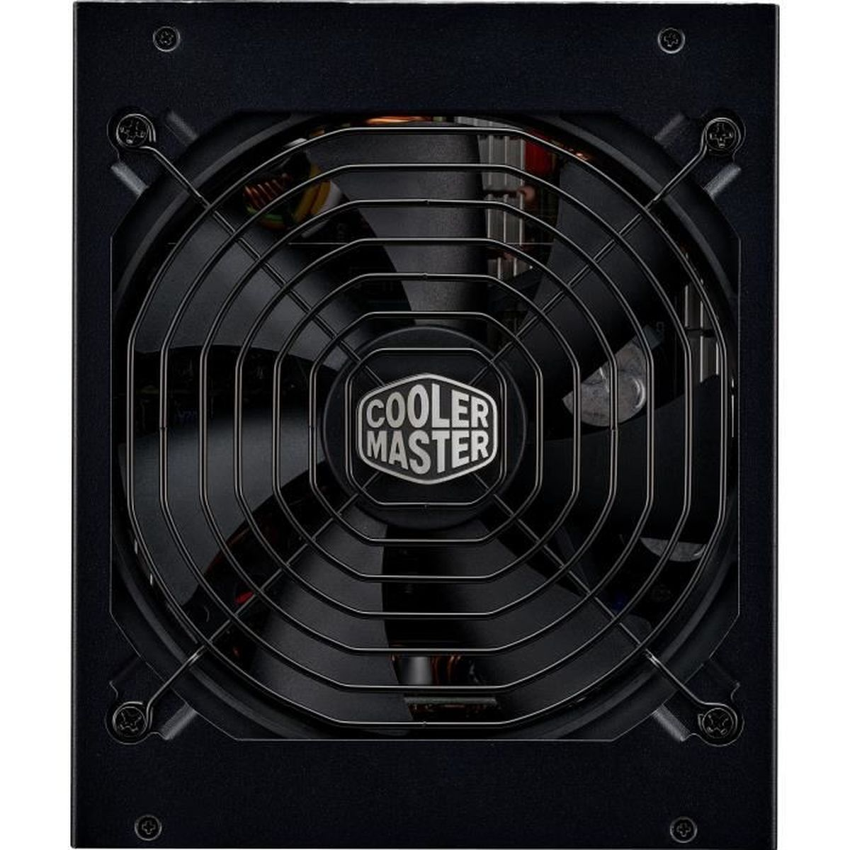 Une alimentation Cooler Master noire, avec un ventilateur derrière une grille de protection. Le logo est visible. Des vis fixent l'appareil.