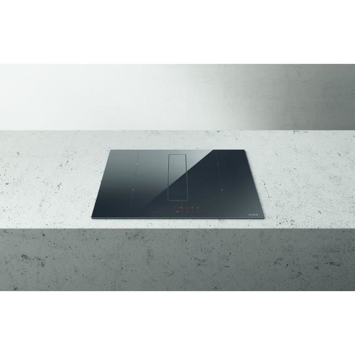 Czarna szklana płyta grzejna z wbudowanym wyciągiem stoi na szarym blacie. Tło to jasnoszara ściana.