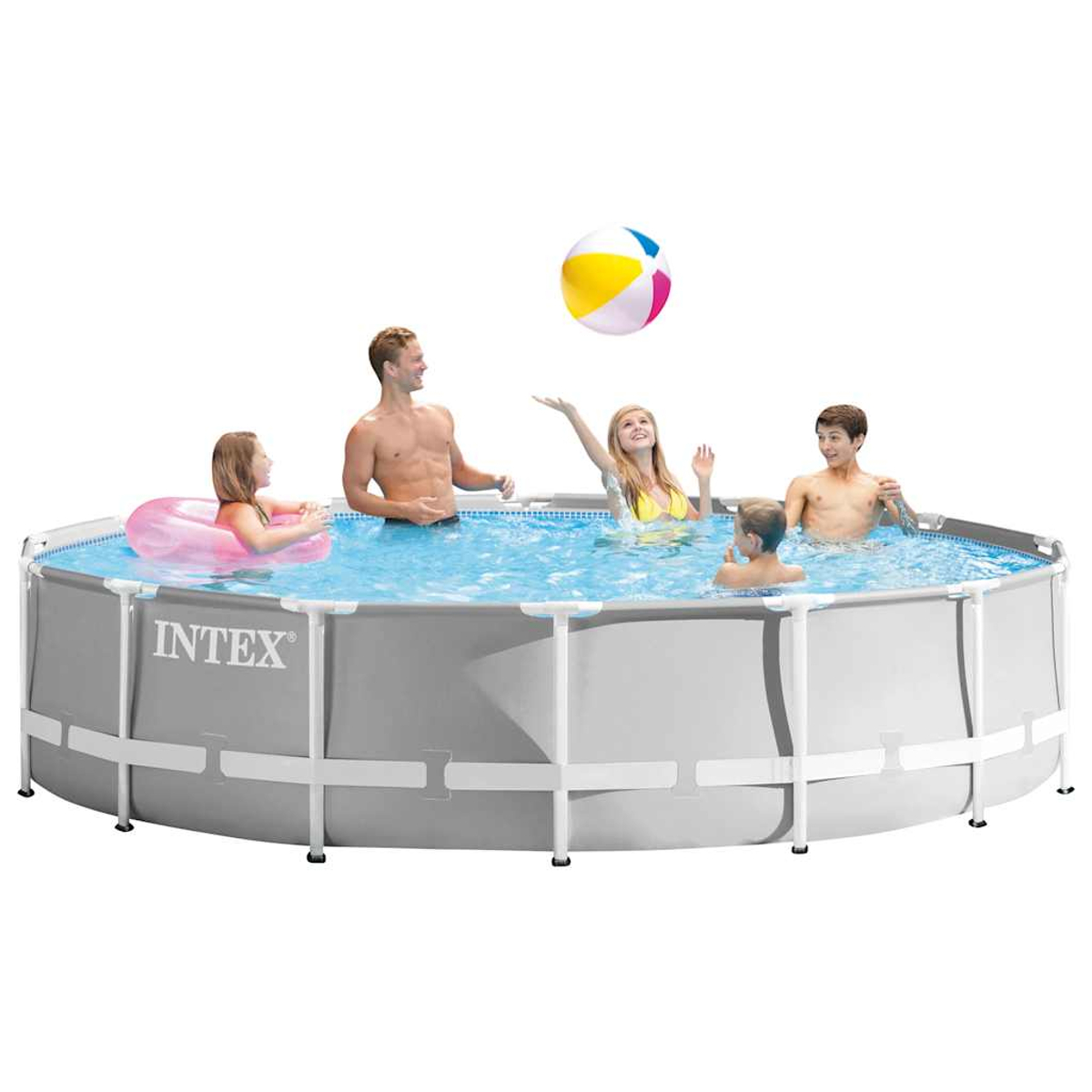 Eine Gruppe von Menschen befindet sich in einem runden Pool mit einem Strandball. Ein Mädchen in einem rosa Schwimmring. Der Pool hat eine graue Außenansicht.