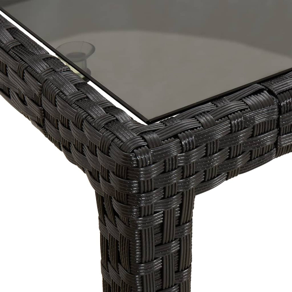 Nahaufnahme einer schwarzen Korbtischecke mit dunkler Glasplatte. Zeigt gewebte Textur und eine reflektierende Oberfläche. Isoliert auf Weiß.