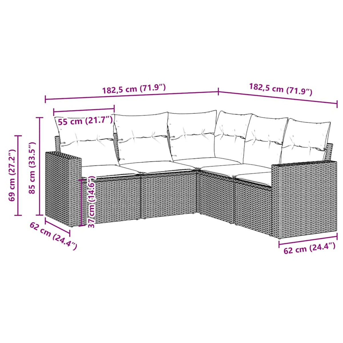 Ein L-förmiges Outdoor-Sofa mit beschrifteten Abmessungen. Das Sofa ist im Wicker-Stil gehalten und hat weiße Kissen mit Maßen in cm und Zoll.
